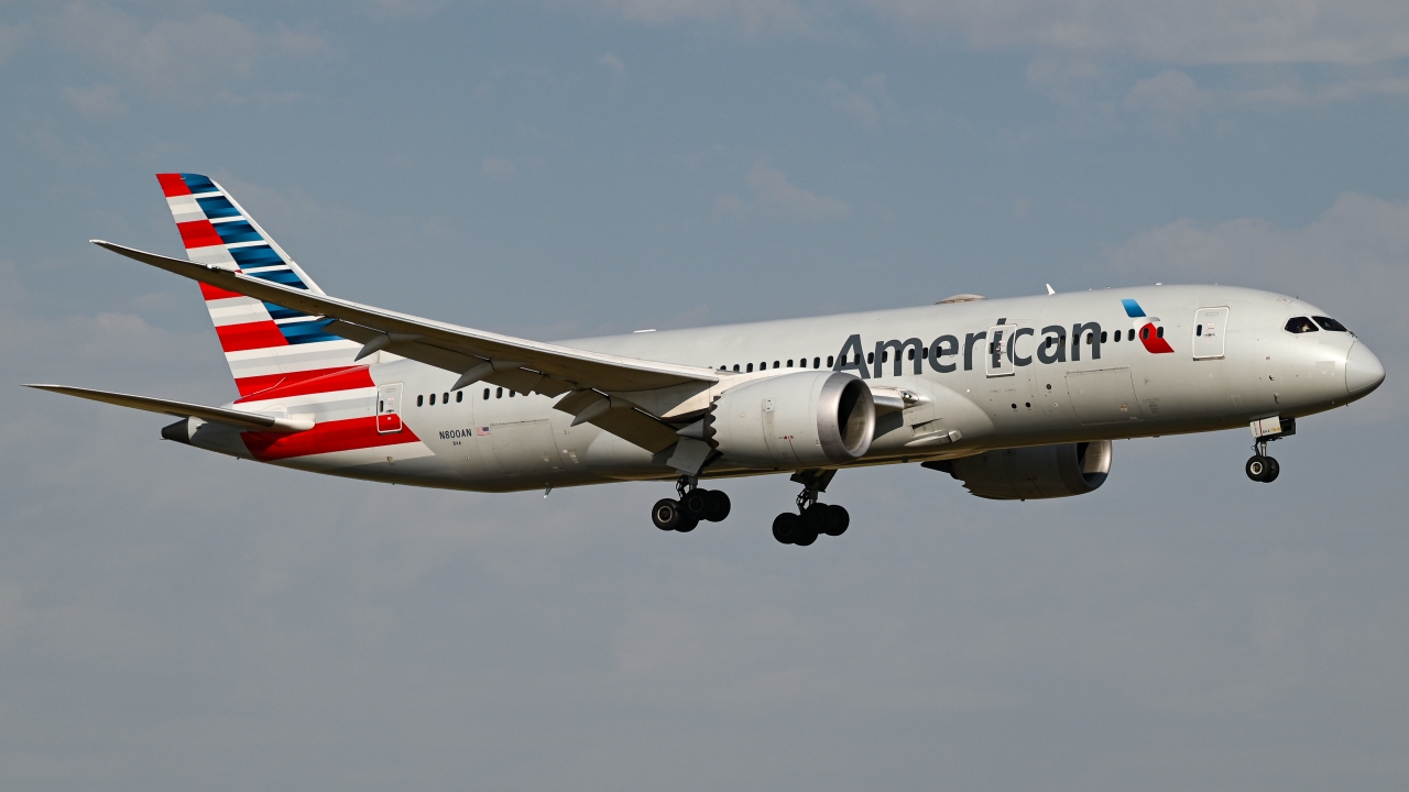Full size: American Airlines Boeing 787-8 N800AN at Dallas-Fort Worth International Airport
