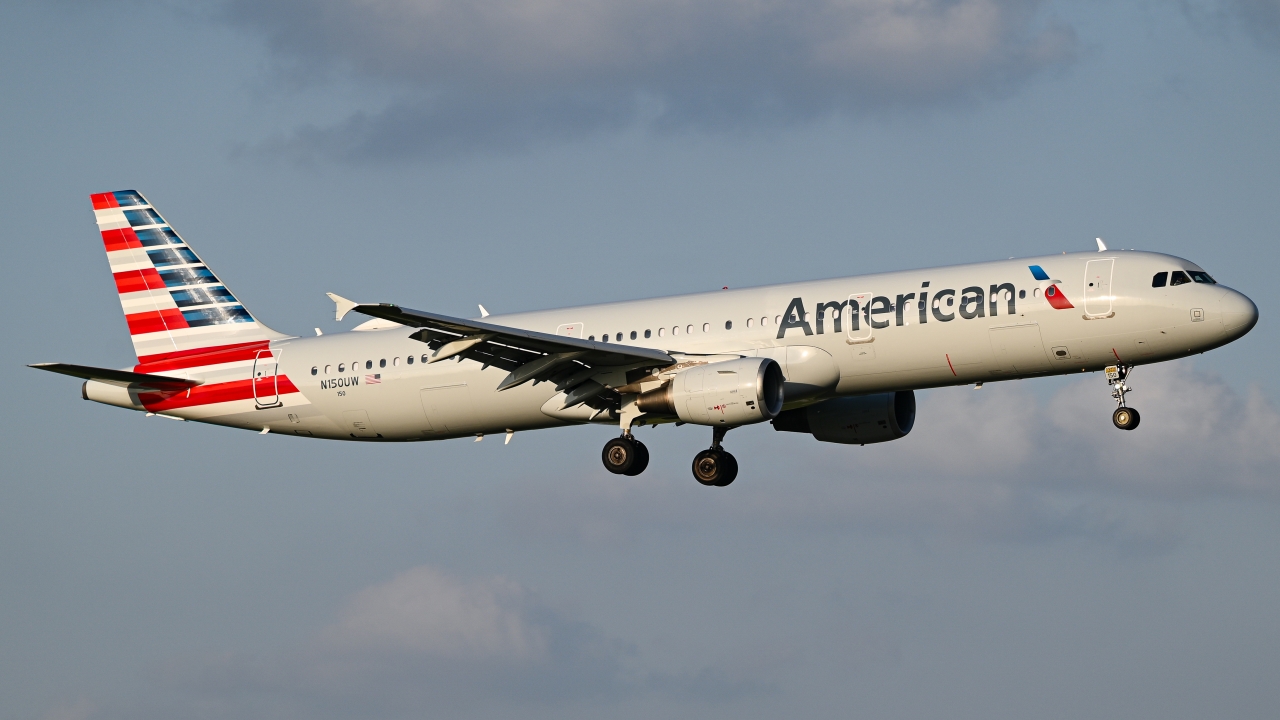 Full size: American Airlines Airbus A321-200 N150UW at Dallas-Fort Worth International Airport