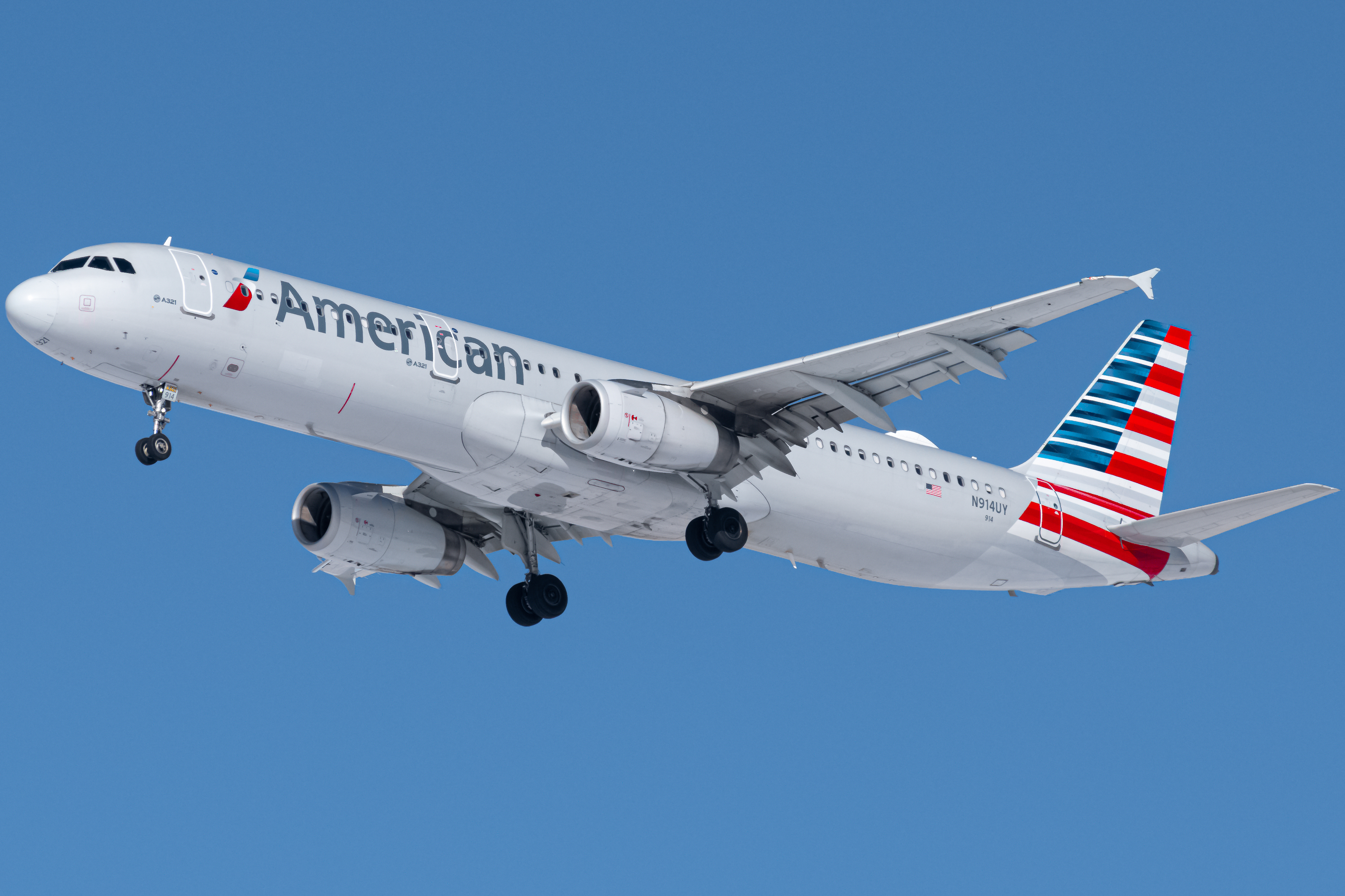 Full size: American Airlines Airbus A321-200 N914UY at Denver International Airport