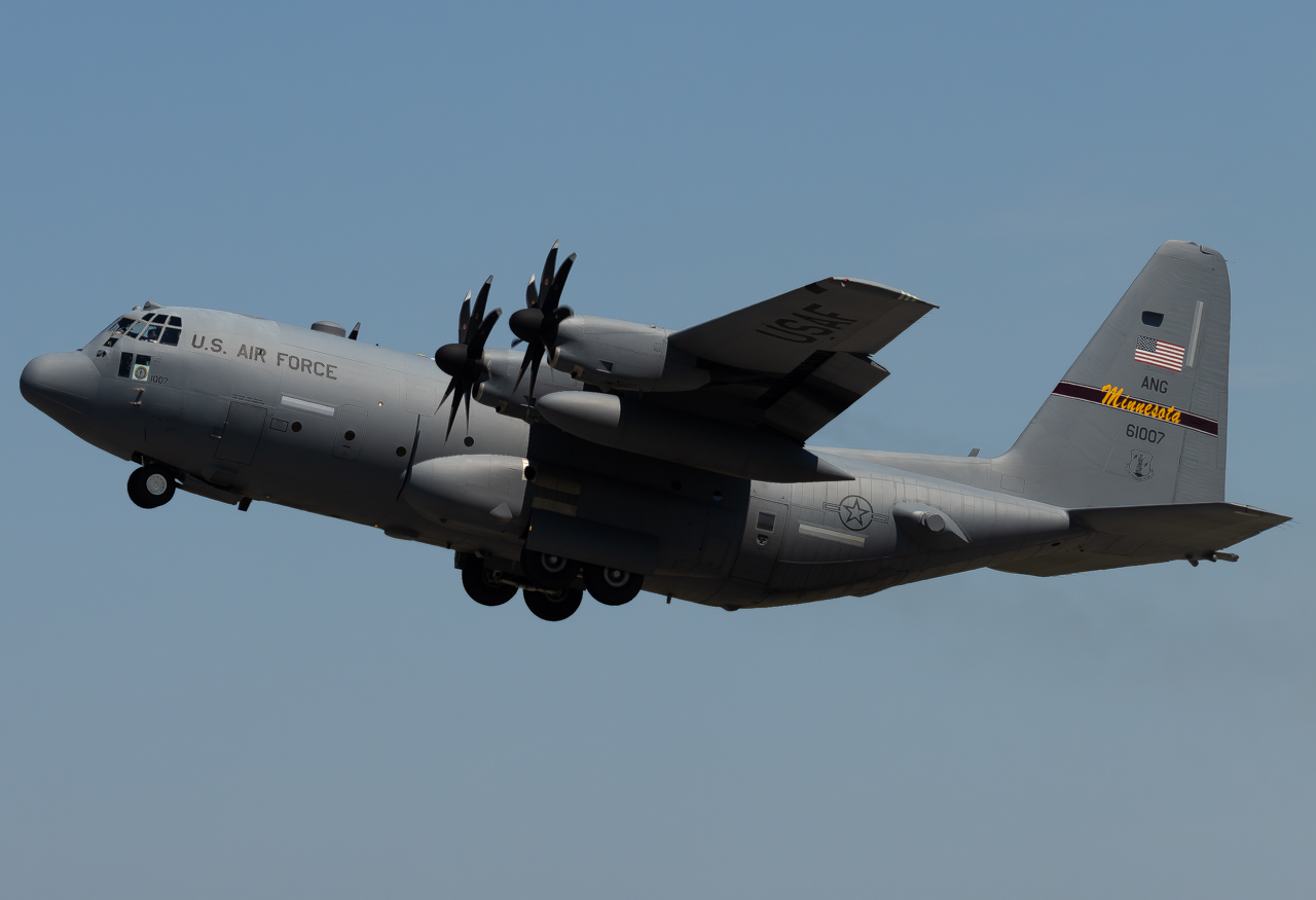 Full size: USAF - United States Air Force Lockheed C-130H Hercules 96-1007 at Duluth International Airport
