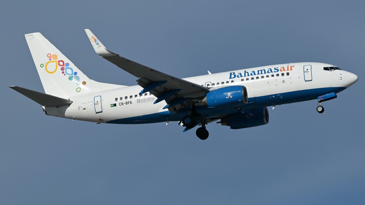 Full size: Bahamasair Boeing 737-700 C6-BFA at Orlando International Airport