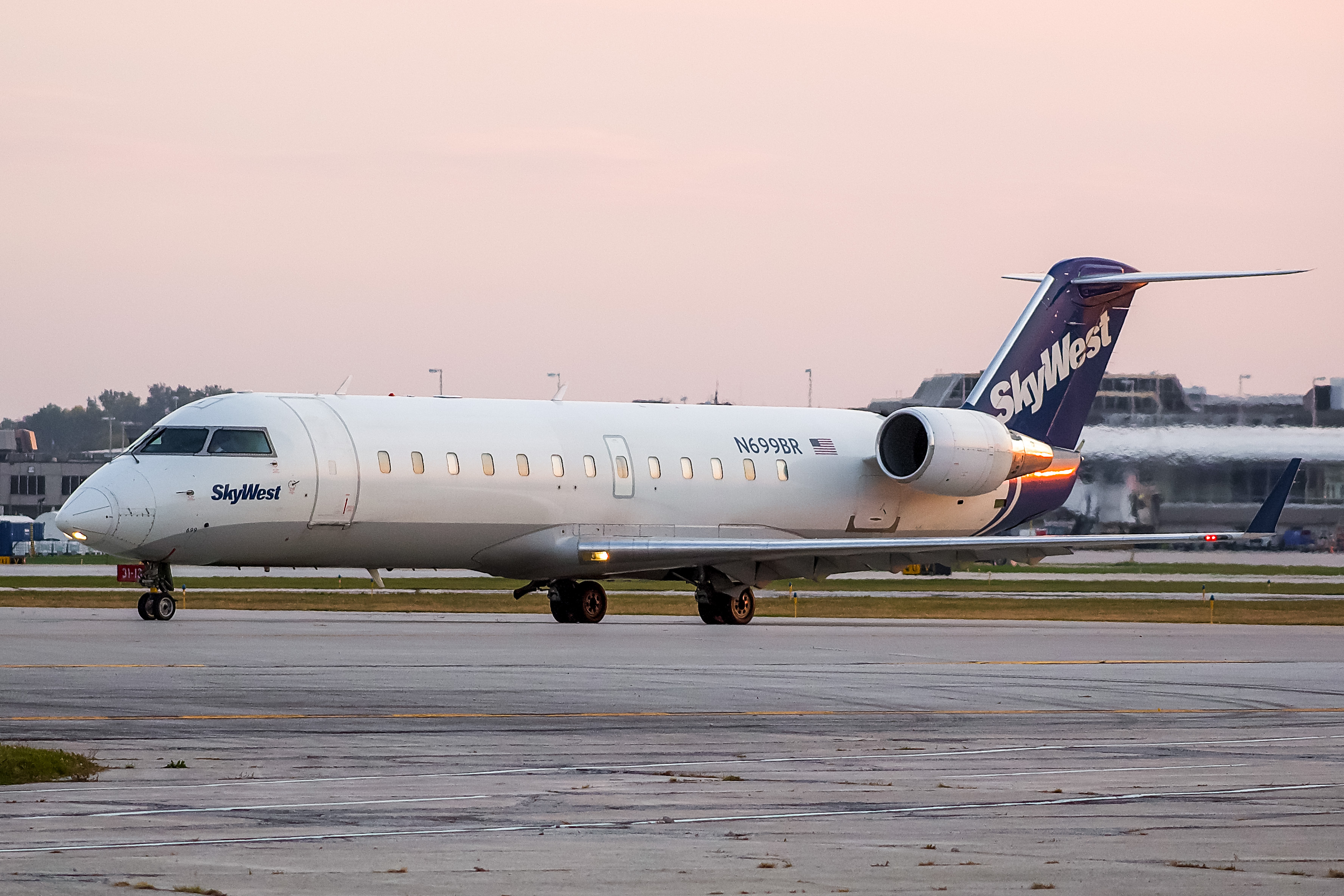 Full size: SkyWest Airlines Mitsubishi CRJ-200 N699BR at General Mitchell International Airport