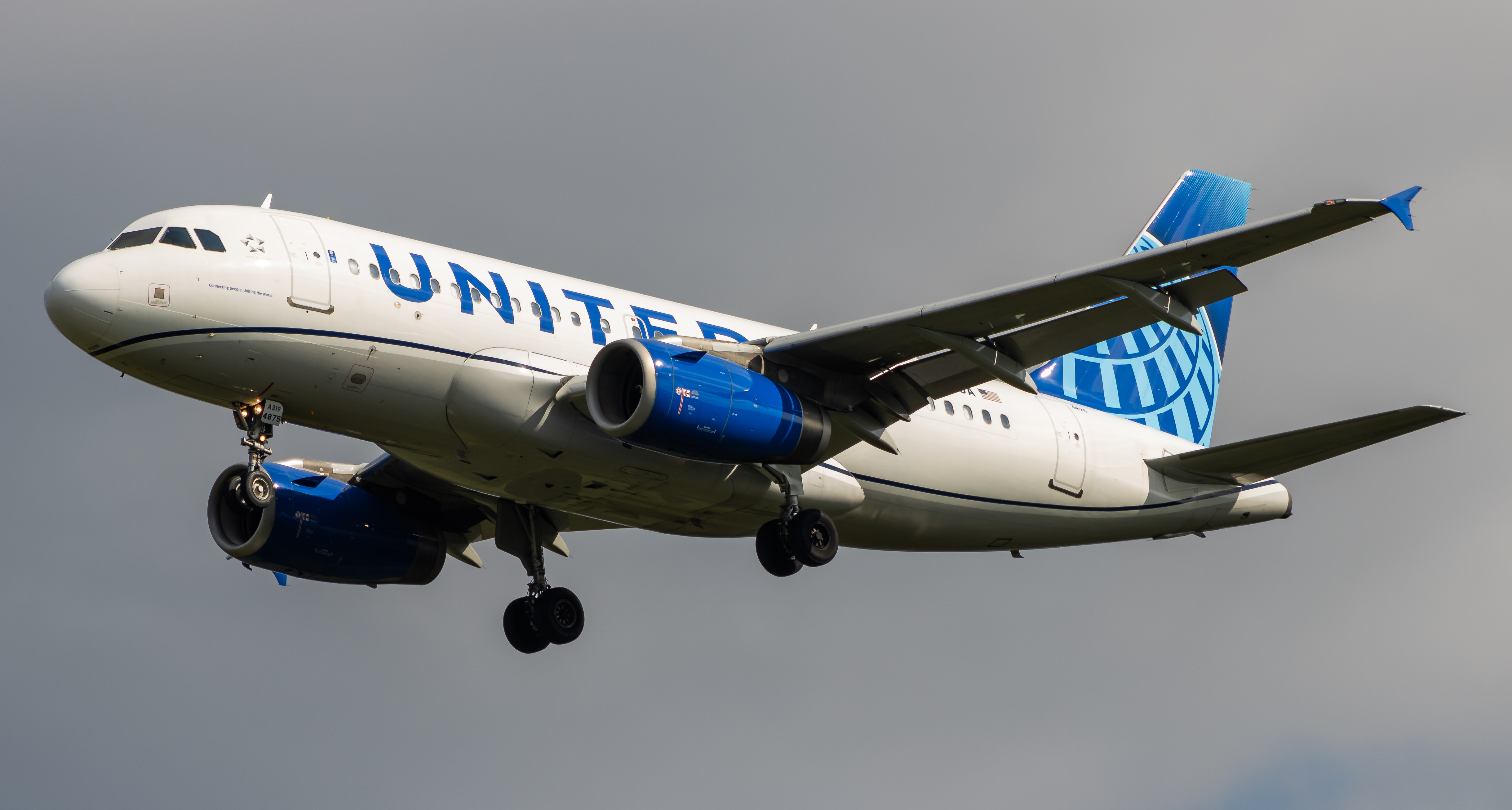 Full size: United Airlines Airbus A319 N875UA at Washington Dulles International Airport