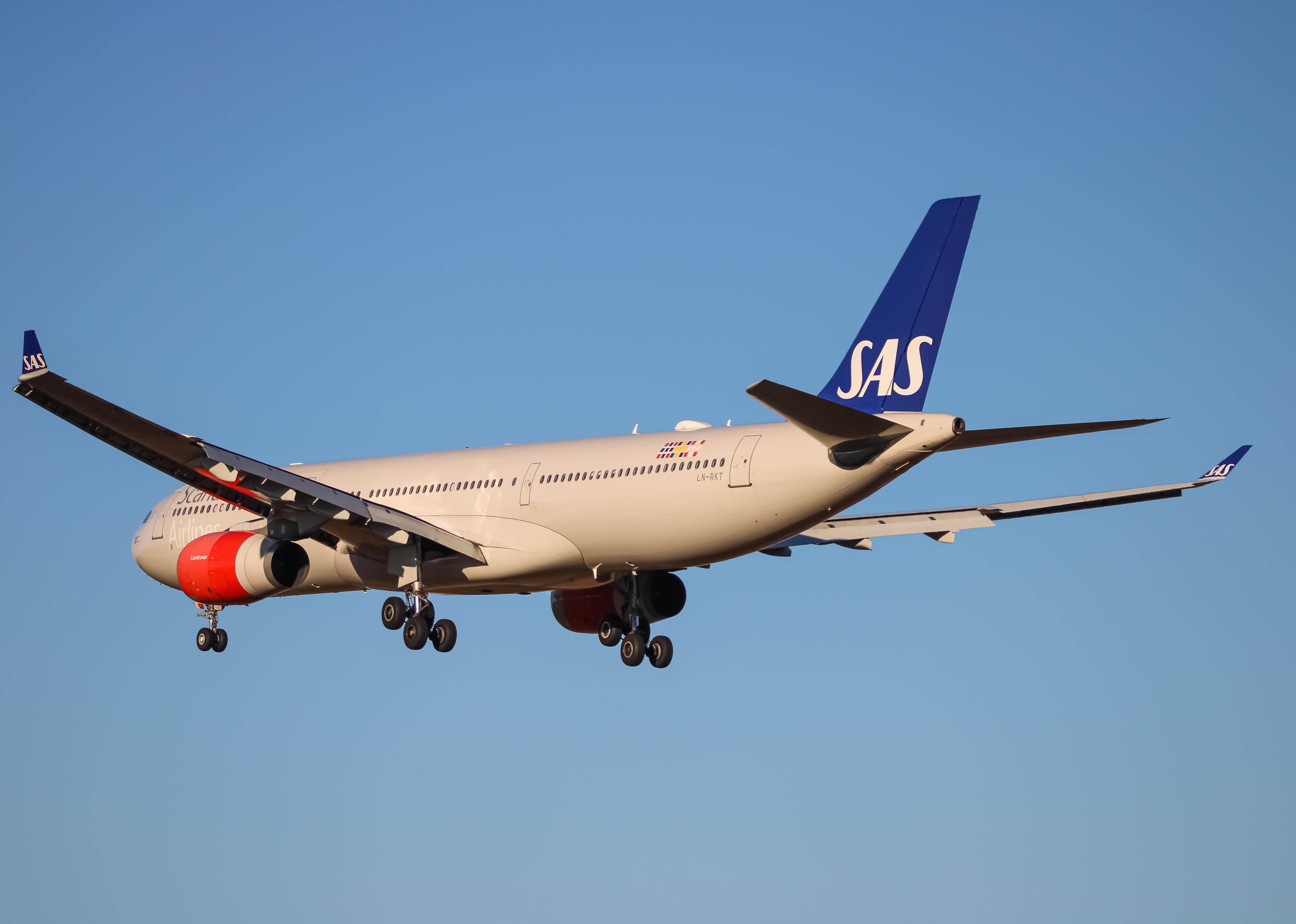 Full size: Scandinavian Airlines Airbus A330-300 LN-RKT at Washington Dulles International Airport
