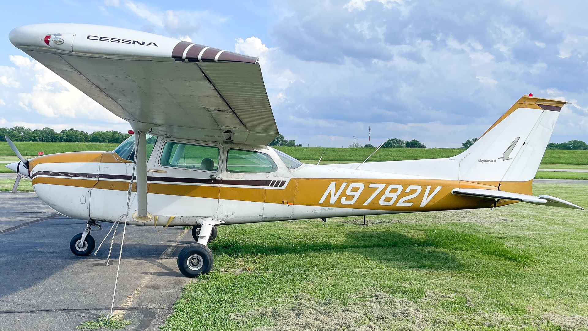 Full size: PRIVATE Cessna 172 N9782V at 