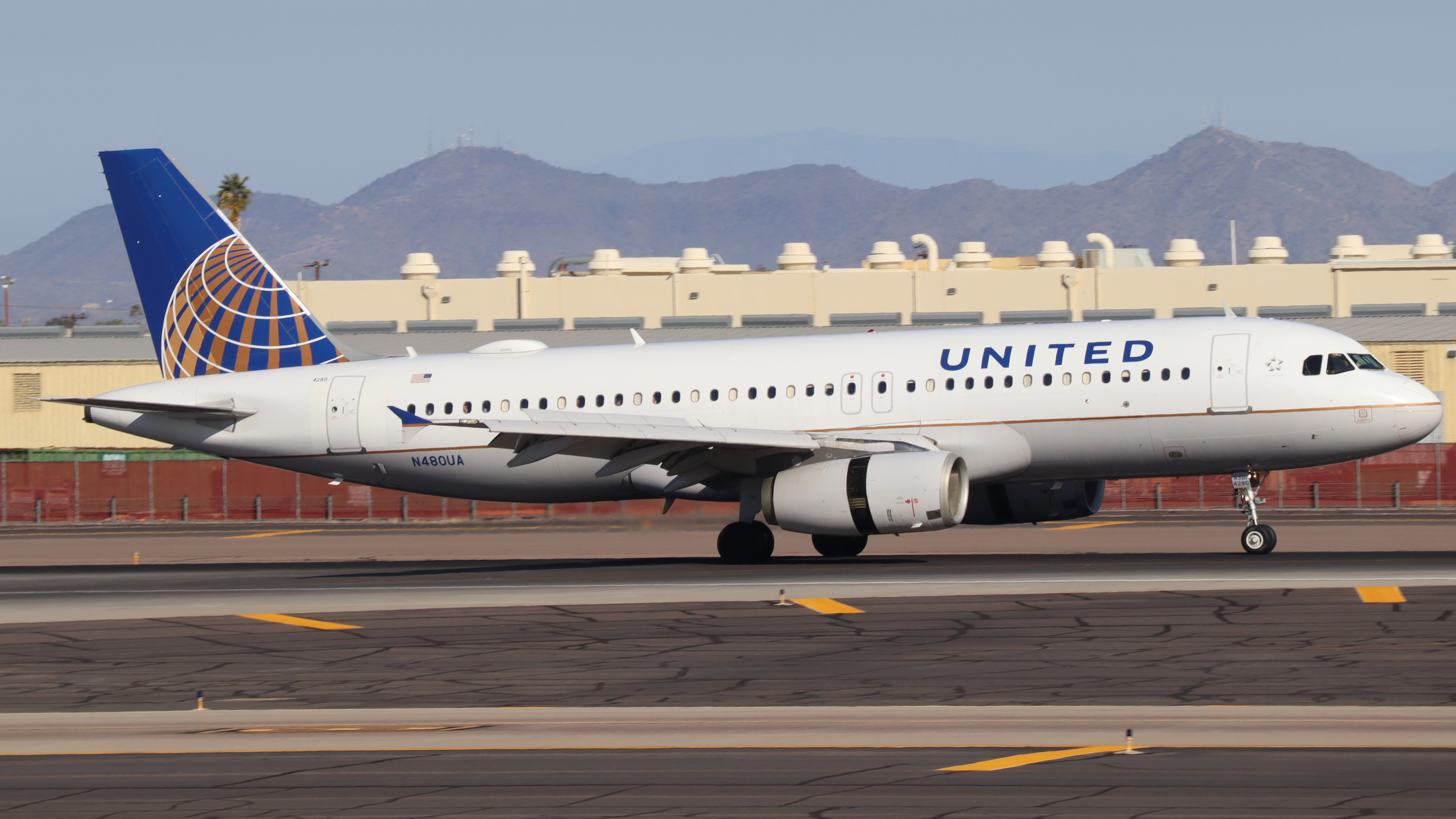 Full size: United Airlines Airbus A320 N480UA at Phoenix Sky Harbor International Airport