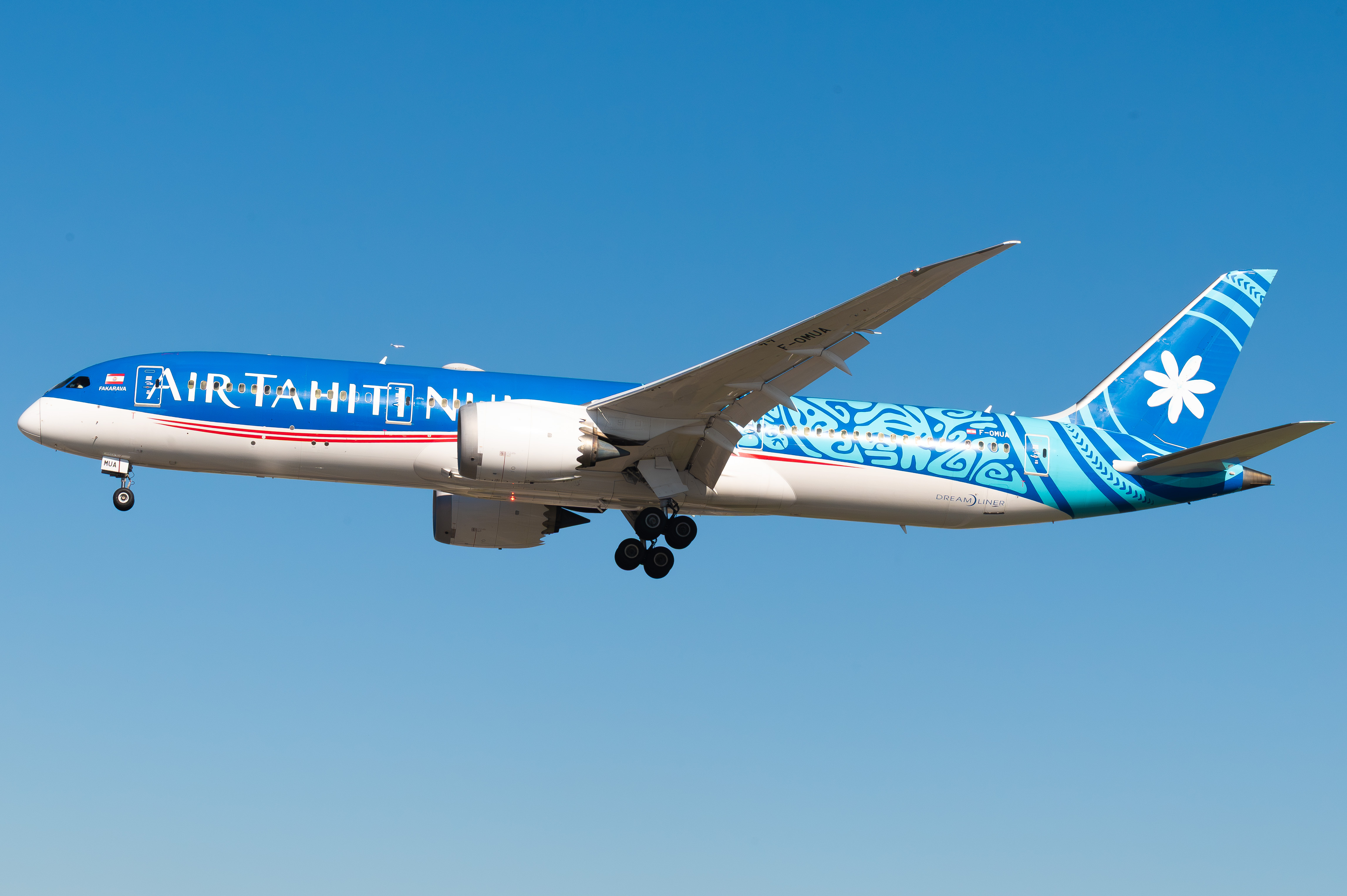 Full size: Air Tahiti Nui Boeing 787-9 F-OMUA at Los Angeles International Airport