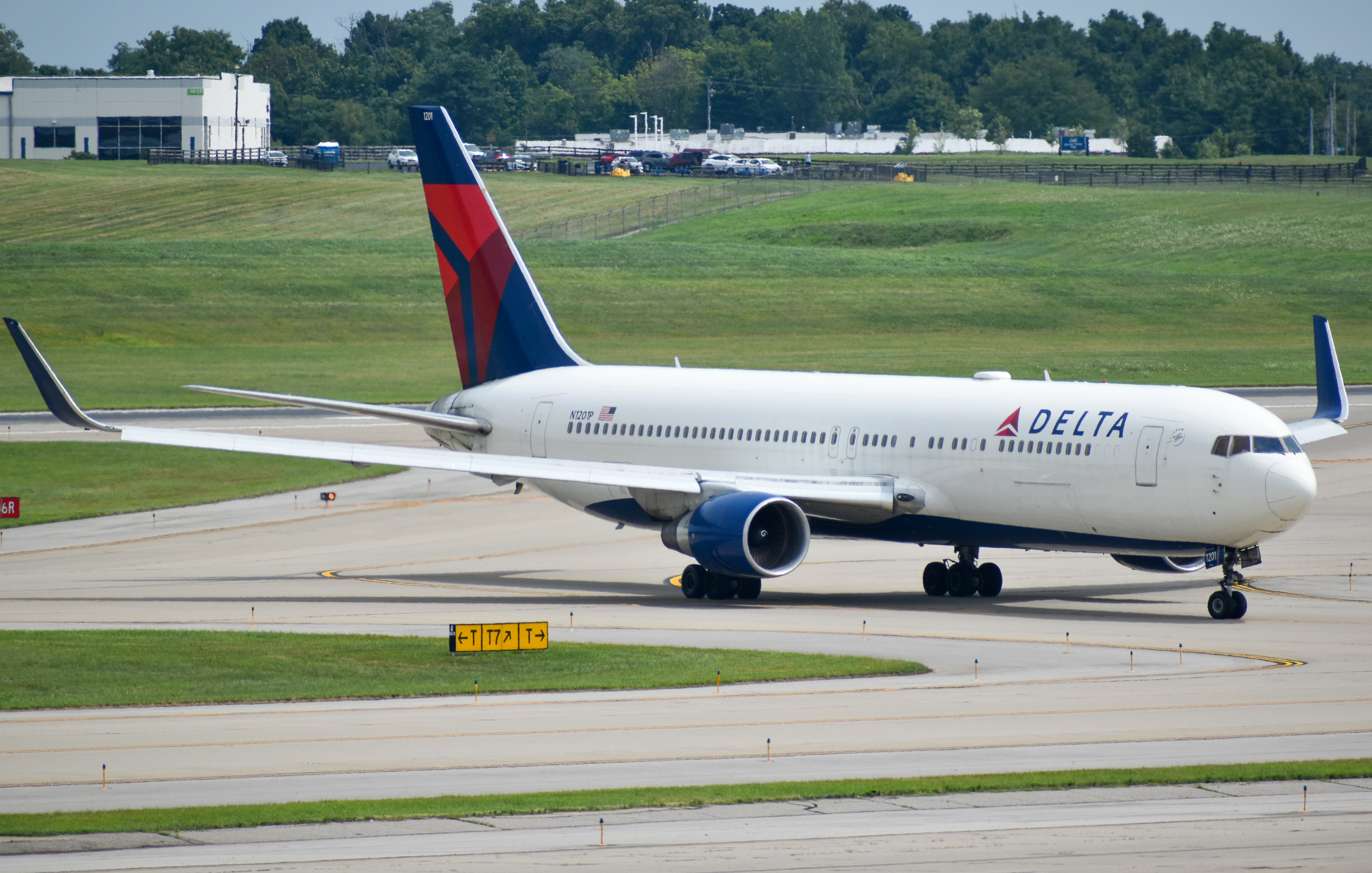 Full size: Delta Airlines Boeing 767-300ER N1201P at Cincinnati/Northern Kentucky International Airport