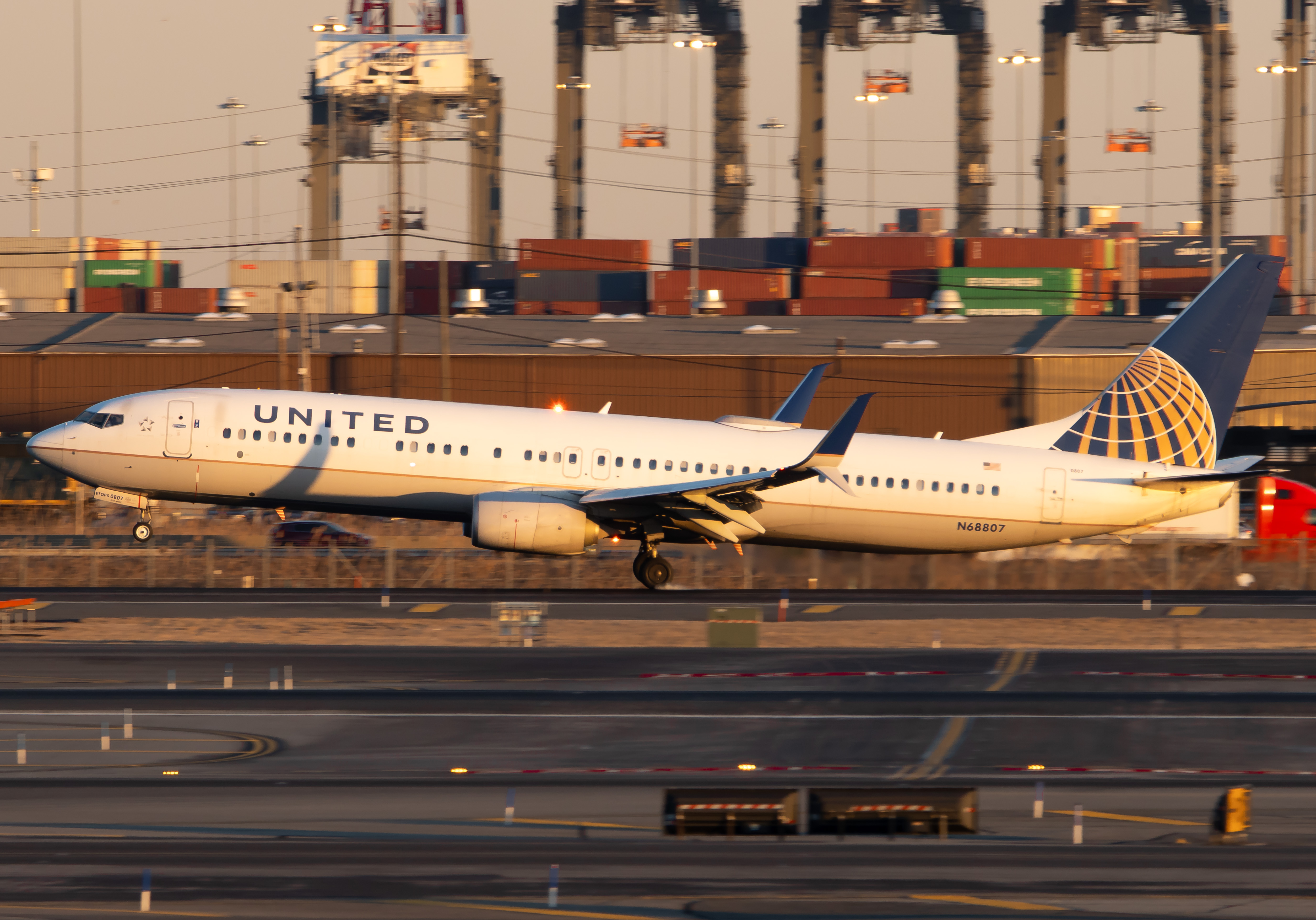 Full size: United Airlines Boeing 737-900ER N68807 at Newark Liberty International Airport