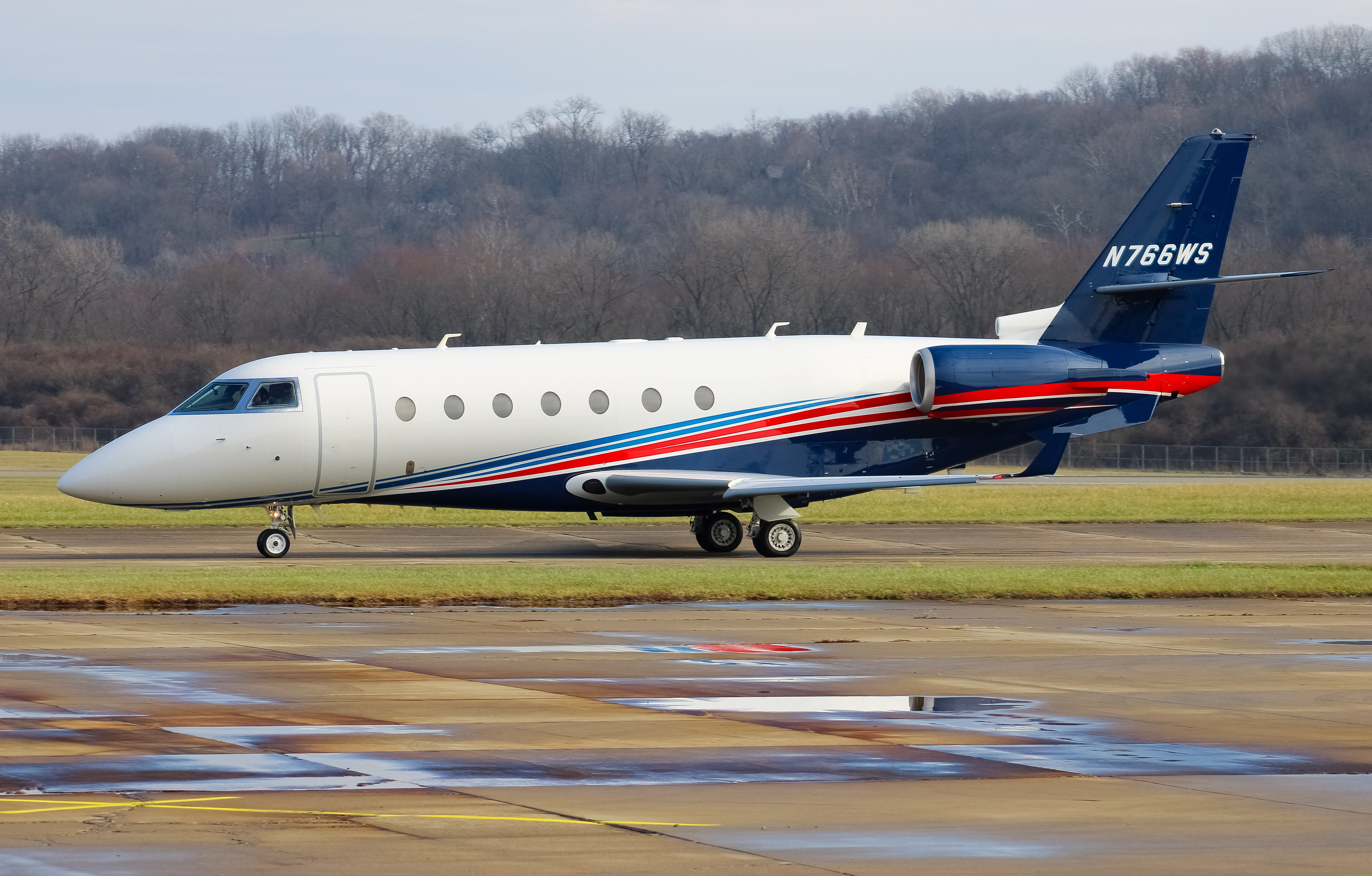 Full size: PRIVATE  Gulfstream G200 N766WS at Cincinnati Municipal Airport/Lunken Field