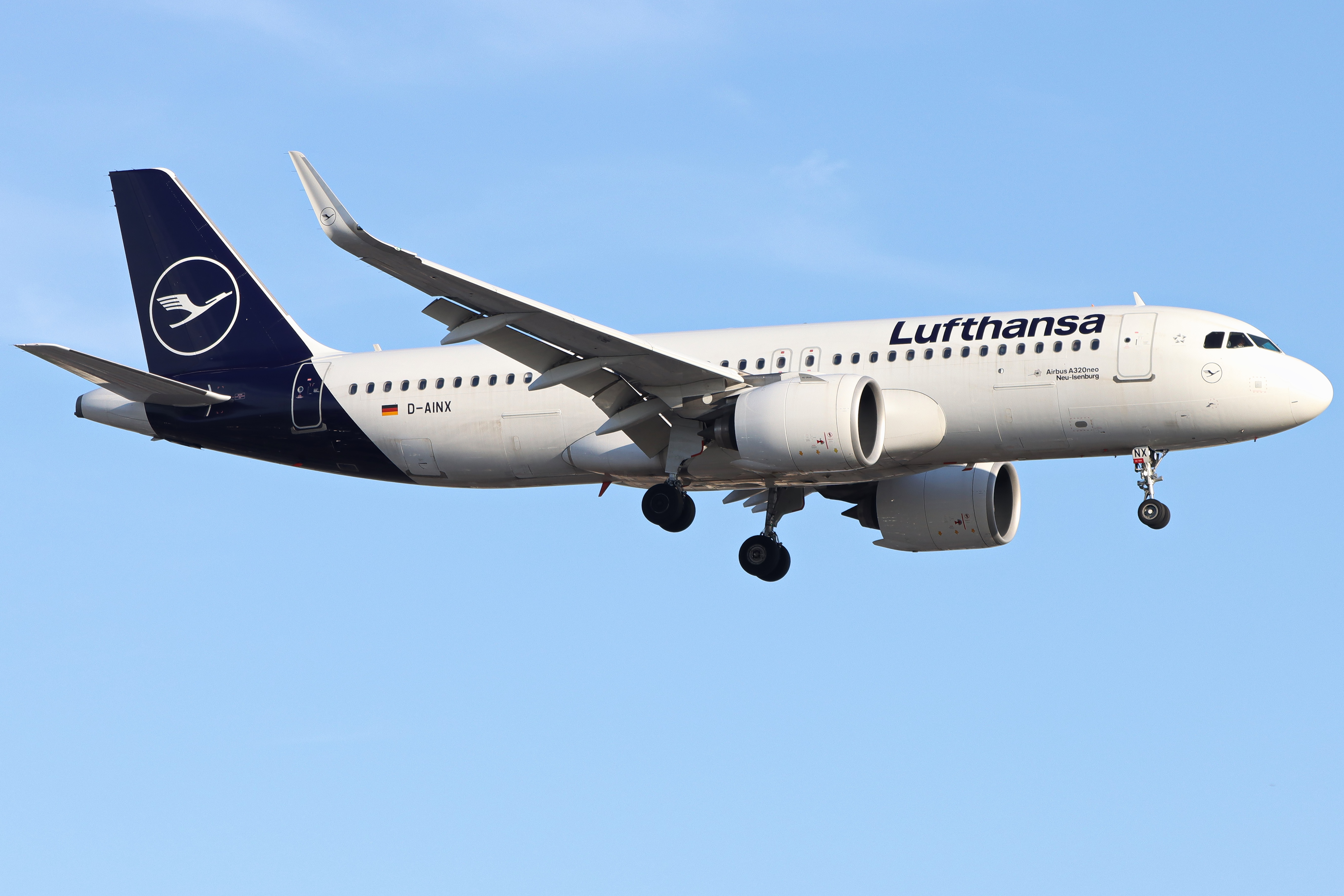 Full size: Lufthansa Airbus A320NEO D-AINX at London Heathrow International Airport