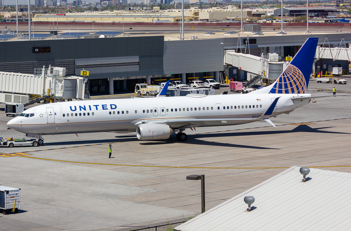 Full size: United Airlines Boeing 737-900ER N66841 at Phoenix Sky Harbor International Airport