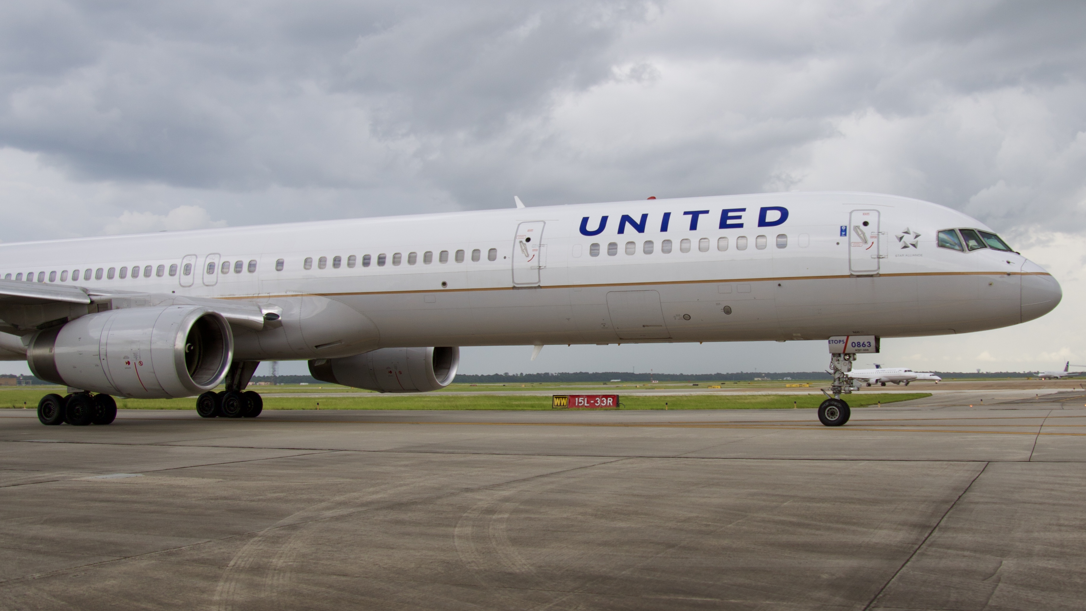 Full size: United Airlines Boeing 757-300 N57863 at Houston-George Bush Intercontinental Airport