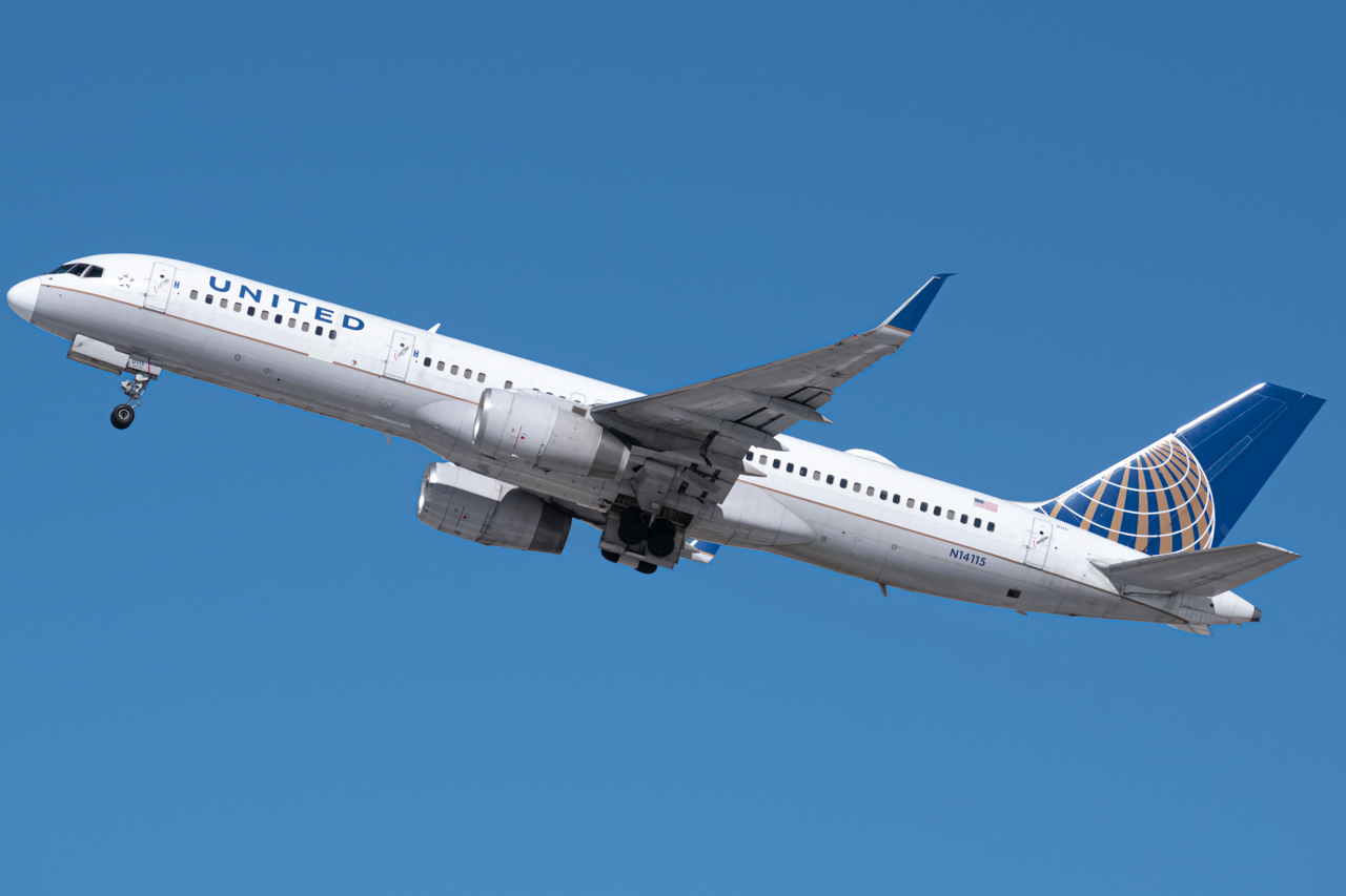 Full size: United Airlines Boeing 757-200 N14115 at Denver International Airport