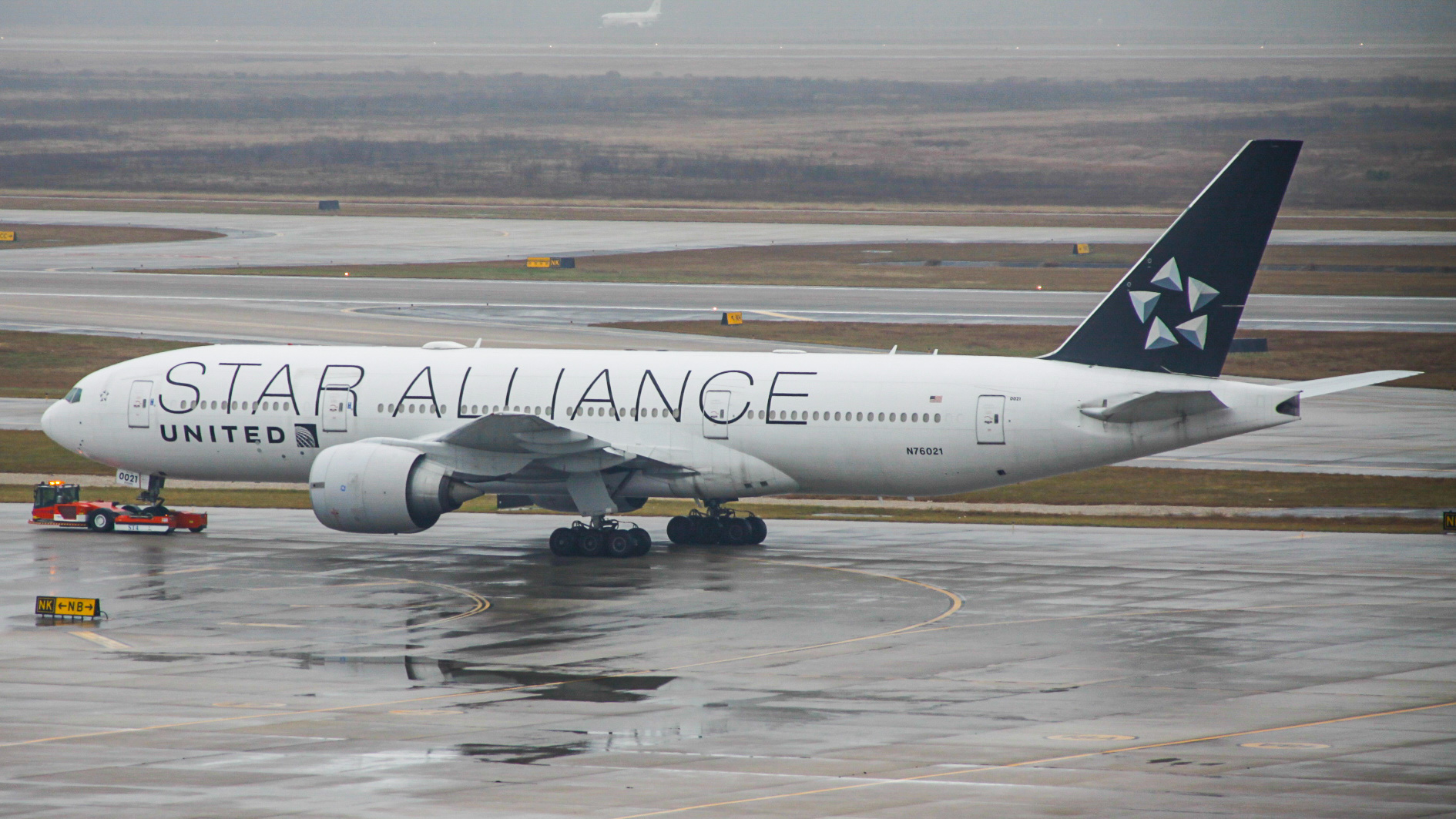 Full size: United Airlines Boeing 777-200ER N76021 at Houston-George Bush Intercontinental Airport