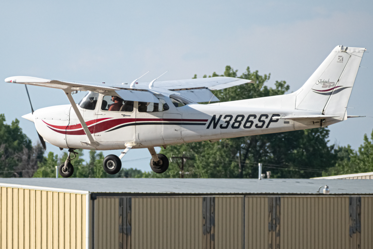 Full size: PRIVATE Cessna 172 N386SP at Vance Brand Airport