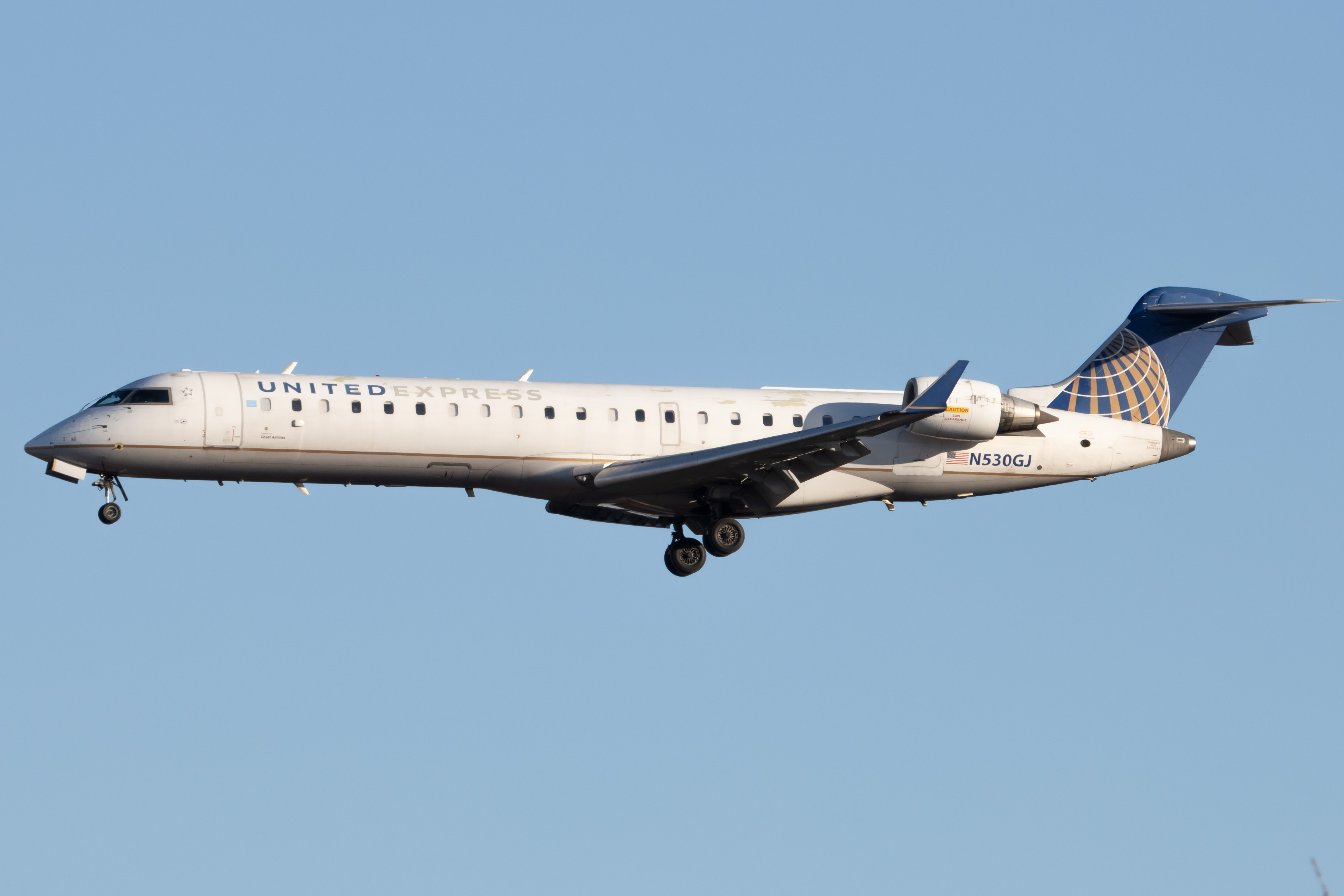 Full size: United Express Mitsubishi CRJ-700 N530GJ at Newark Liberty International Airport