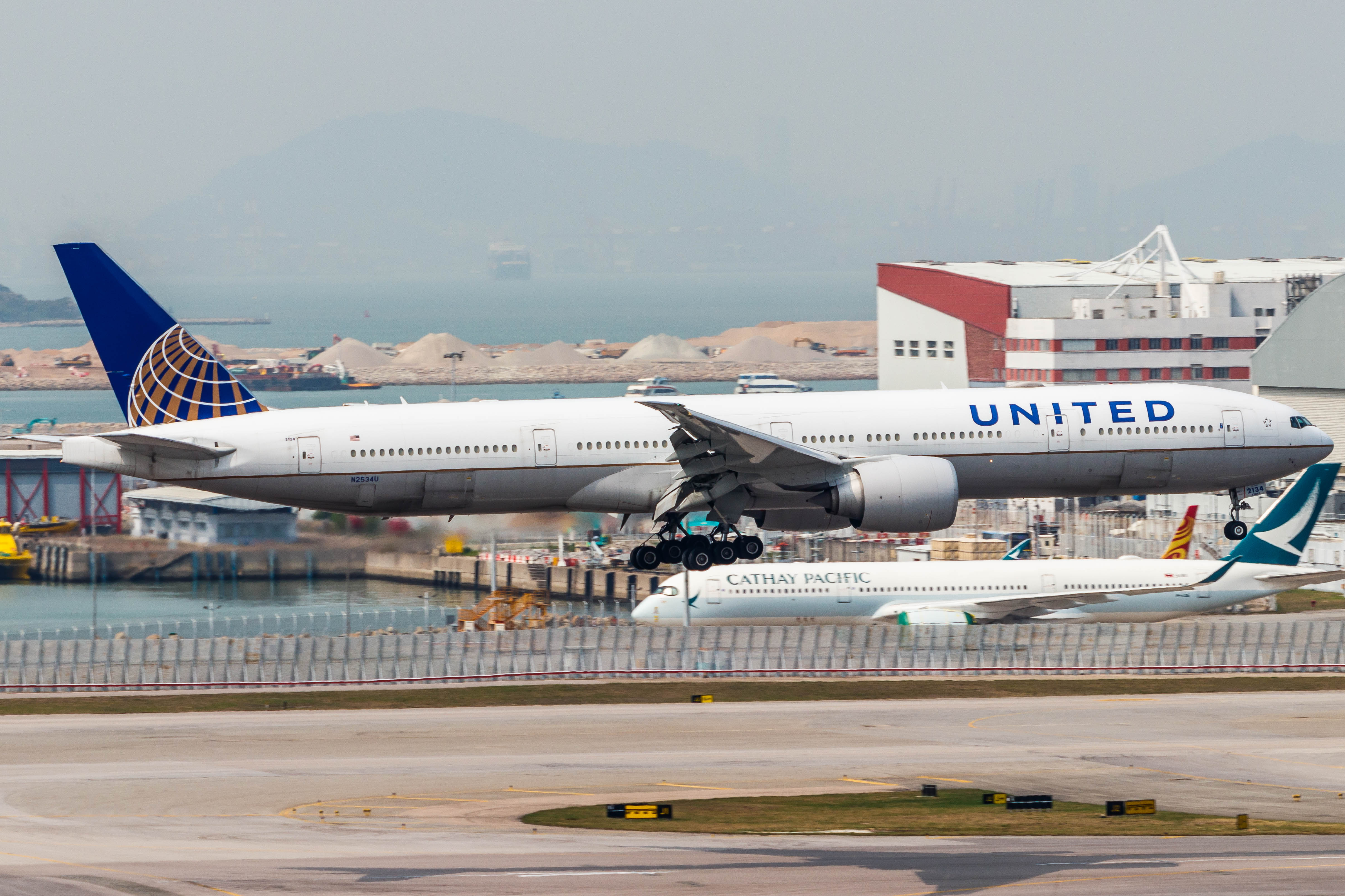 Full size: United Airlines Boeing 777-300ER N2534U at Hong Kong International Airport