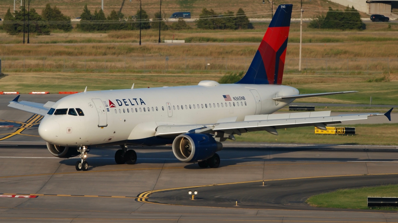 Full size: Delta Air Lines Airbus A319 N365NB at Will Rogers World Airport