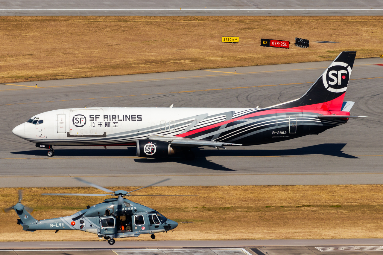 Full size: SF Airlines Boeing 737-400F B-2883 at Hong Kong International Airport