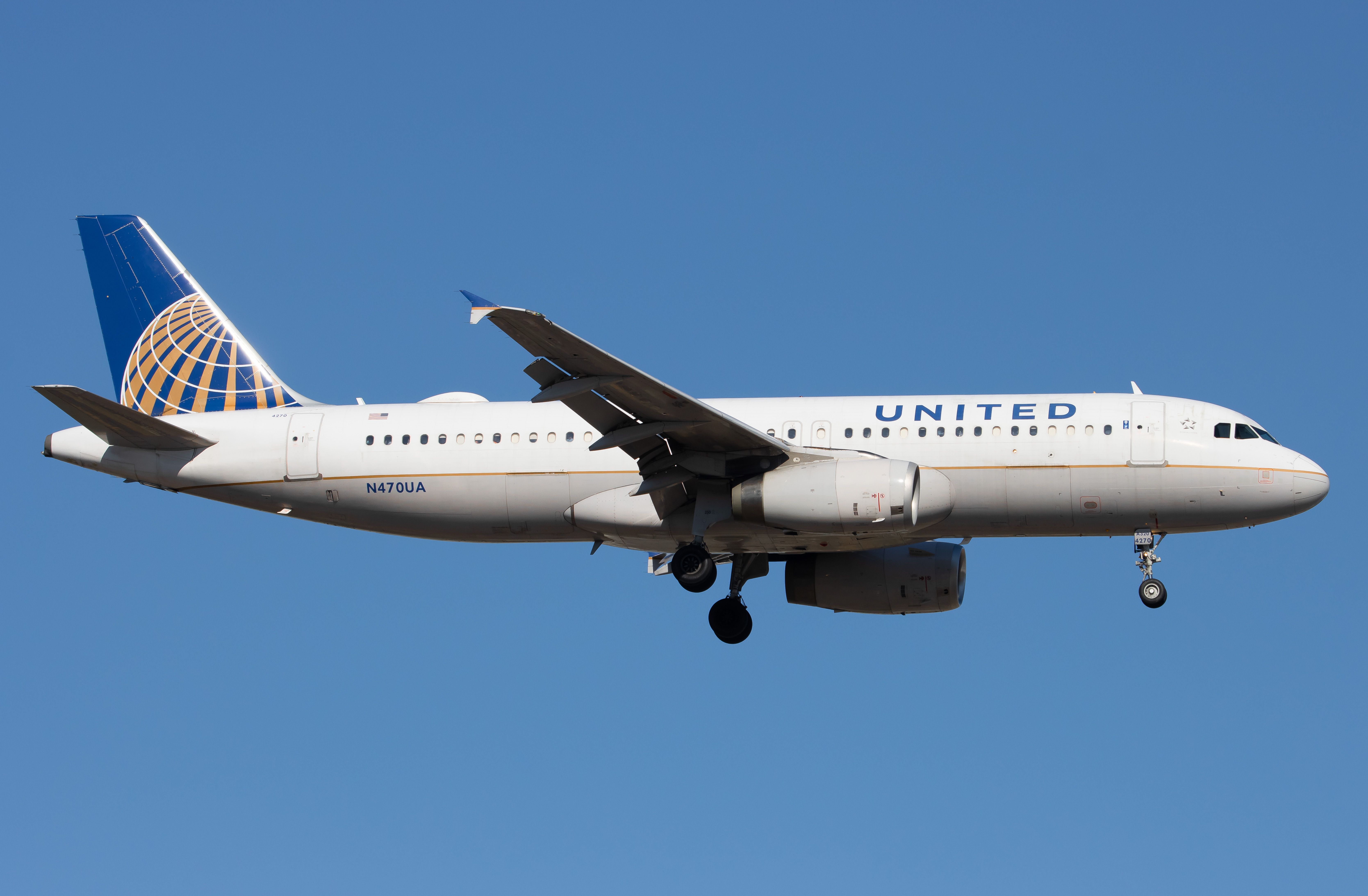 Full size: United Airlines Airbus A320 N470UA at Newark Liberty International Airport