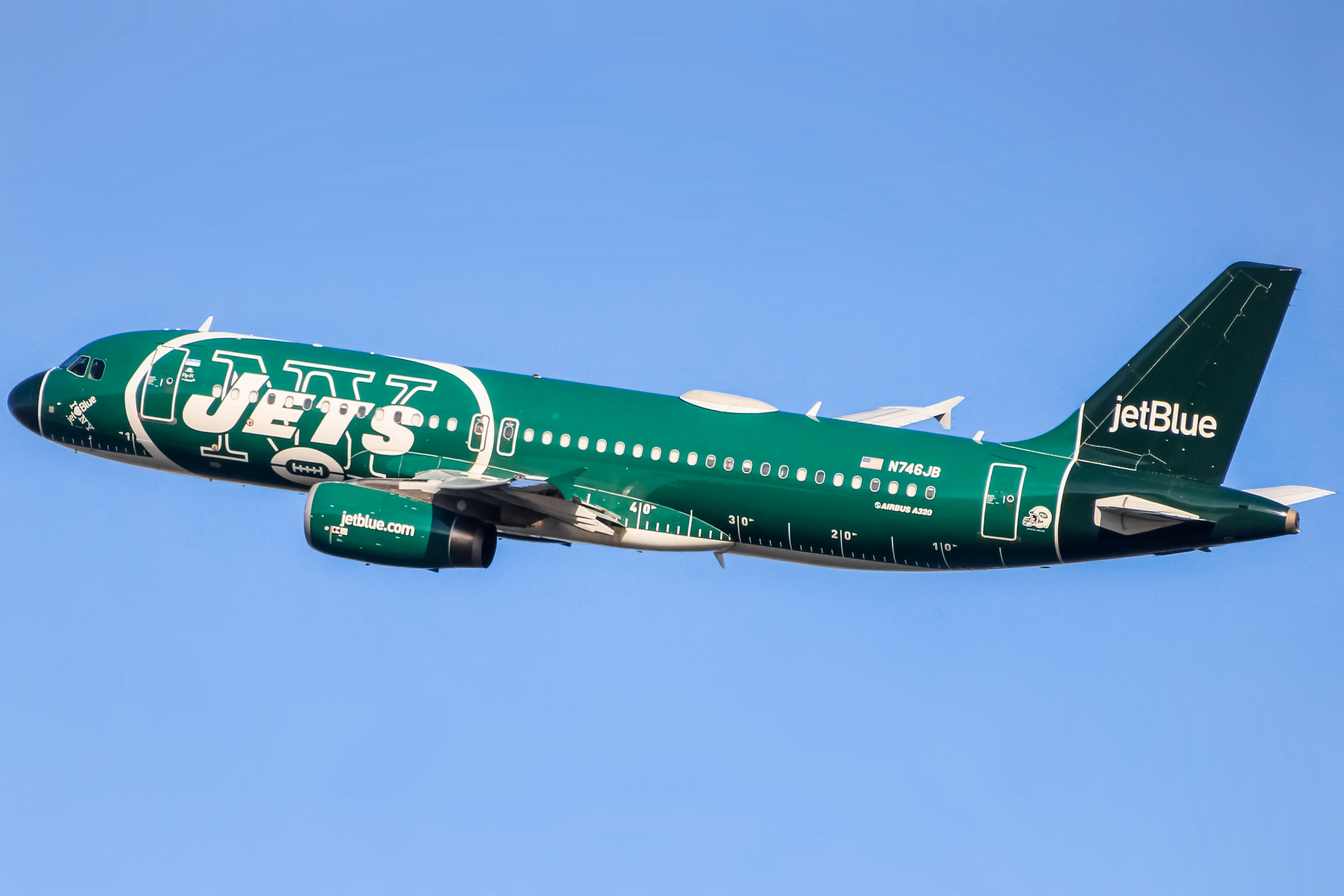 Full size: JetBlue Airways Airbus A320 N746JB at Ronald Reagan National Airport
