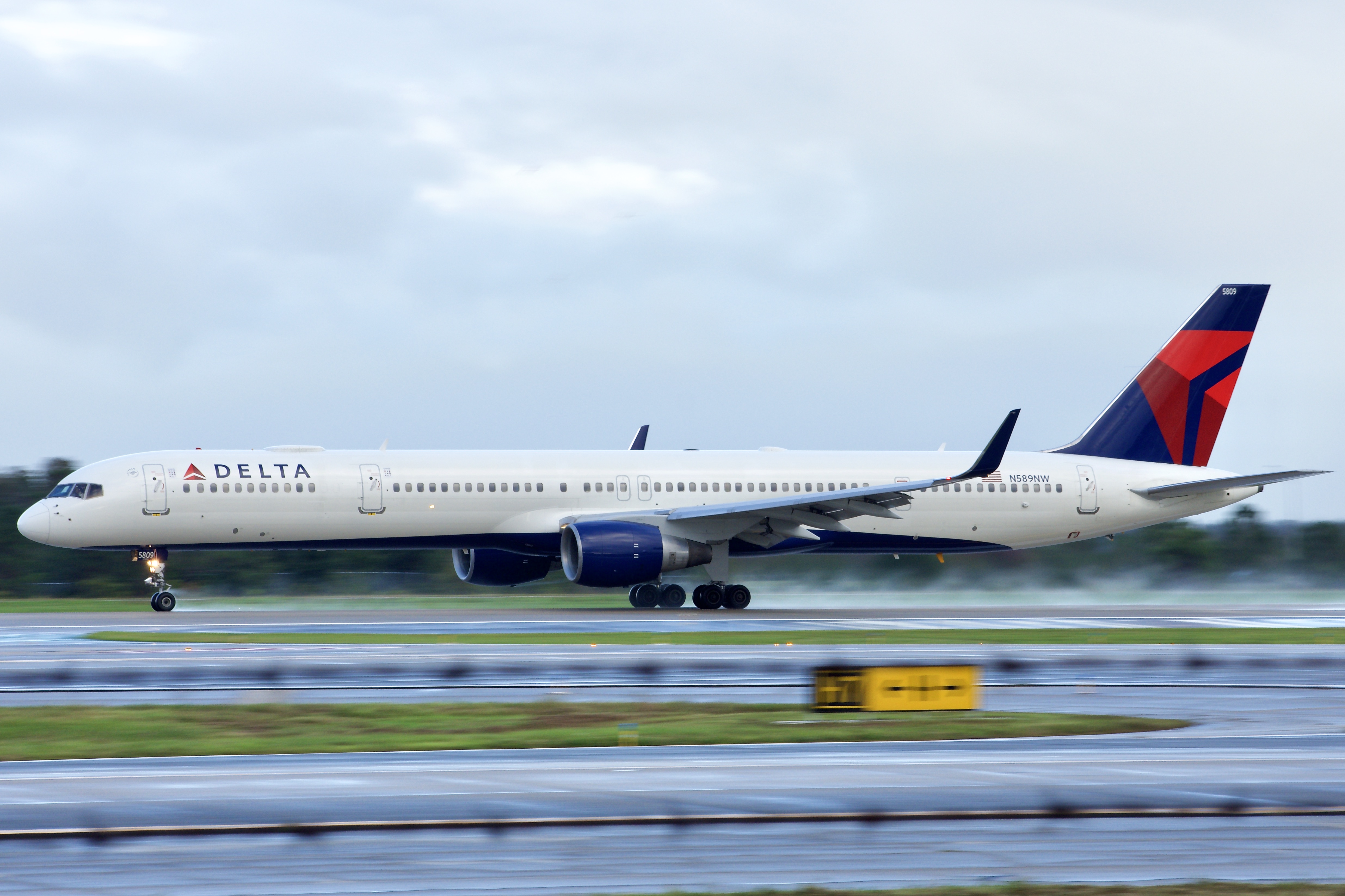 Full size: Delta Airlines Boeing 757-300 N589NW at Orlando International Airport