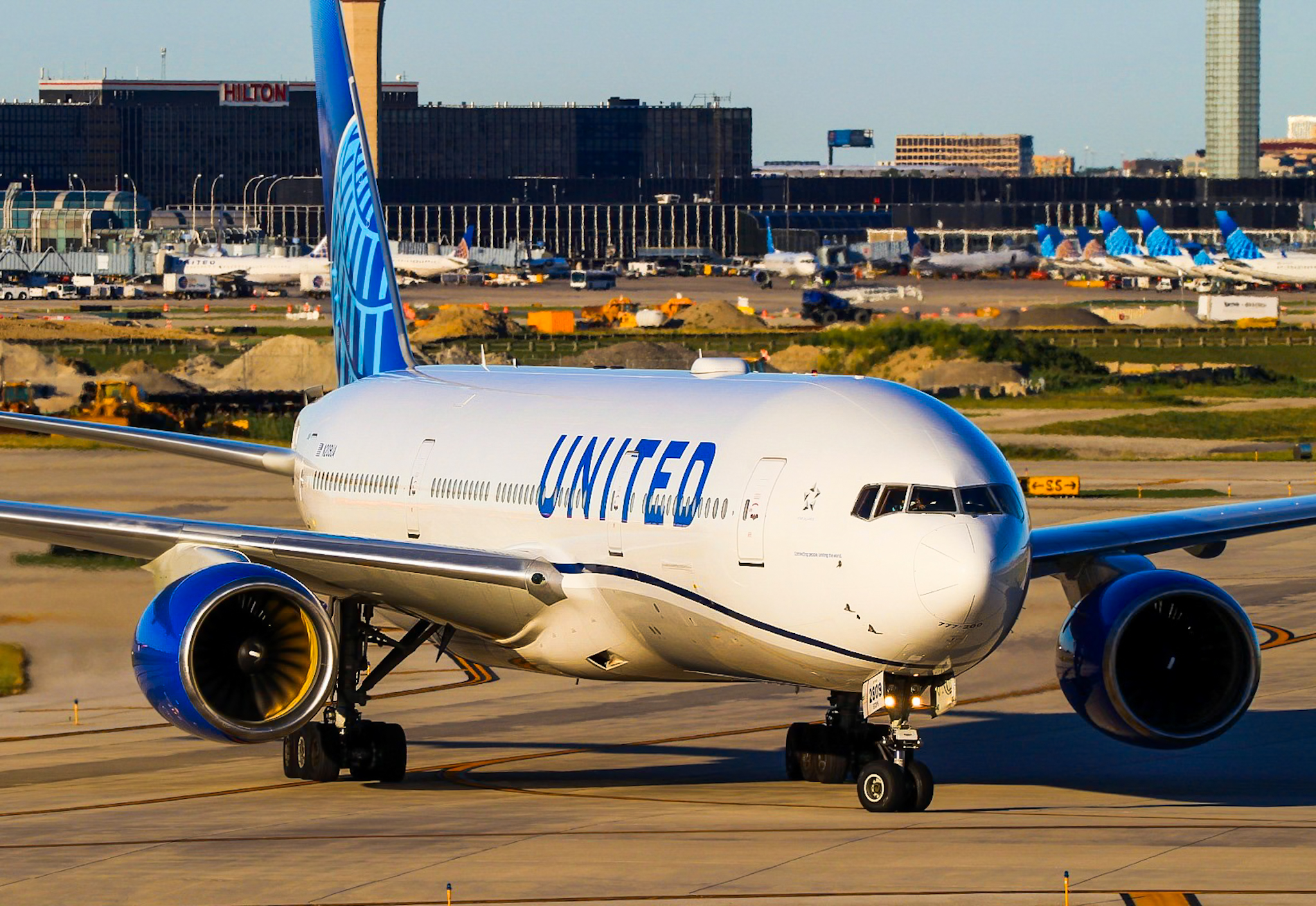 Full size: United Airlines Boeing 777-200 N209UA at Chicago O'Hare International Airport