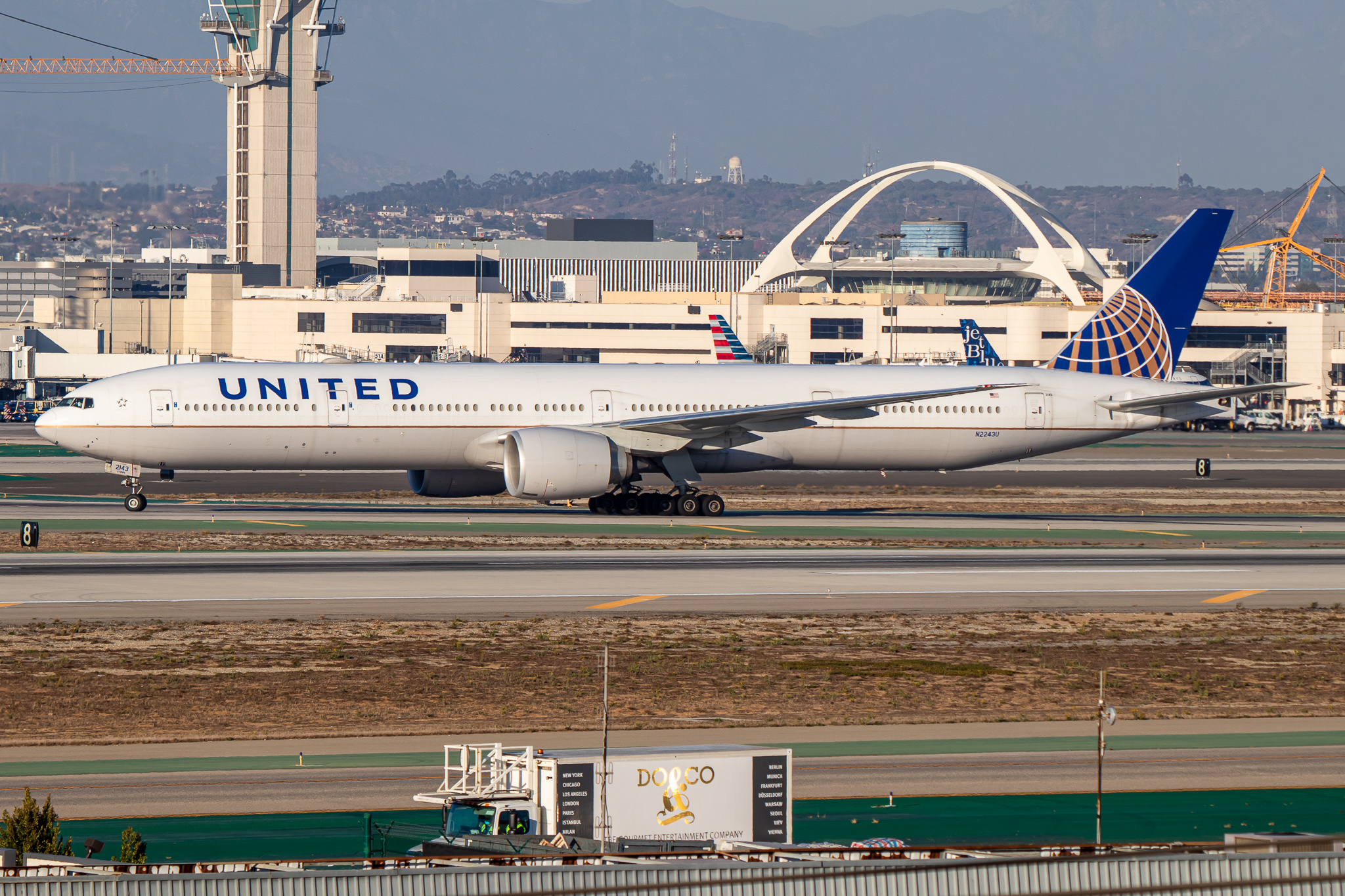 Full size: United Airlines Boeing 777-300ER N2243U at Los Angeles International Airport