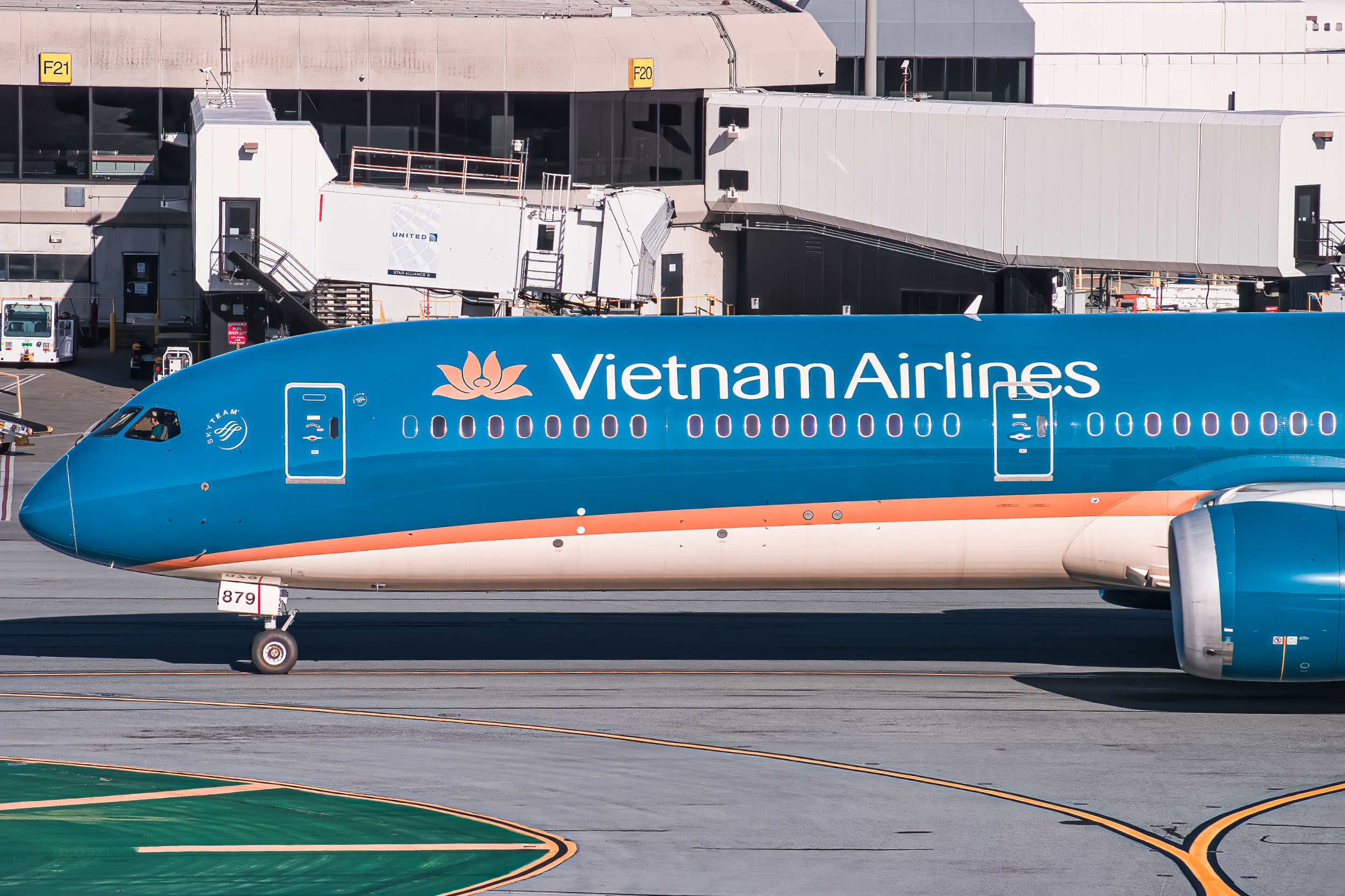 Full size: Vietnam Airways Boeing 787-10 VN-A879 at San Francisco International Airport