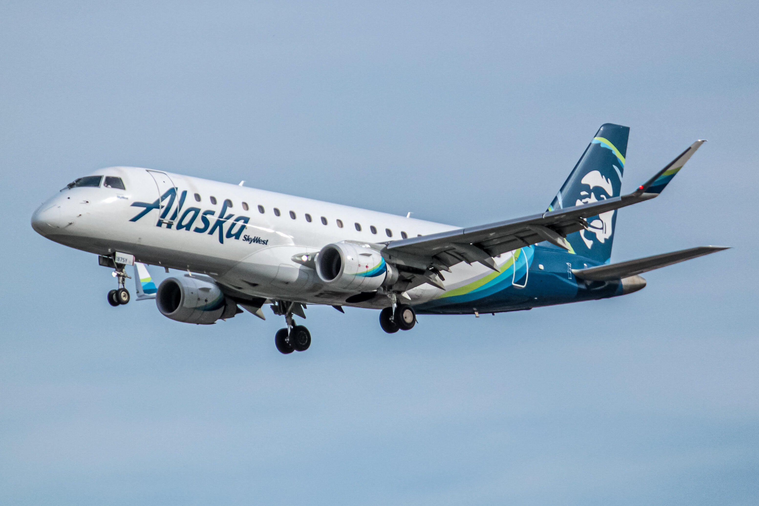 Full size: Alaska Airlines  Embraer E175LR N187SY at Norman Y Mineta San Jose International Airport