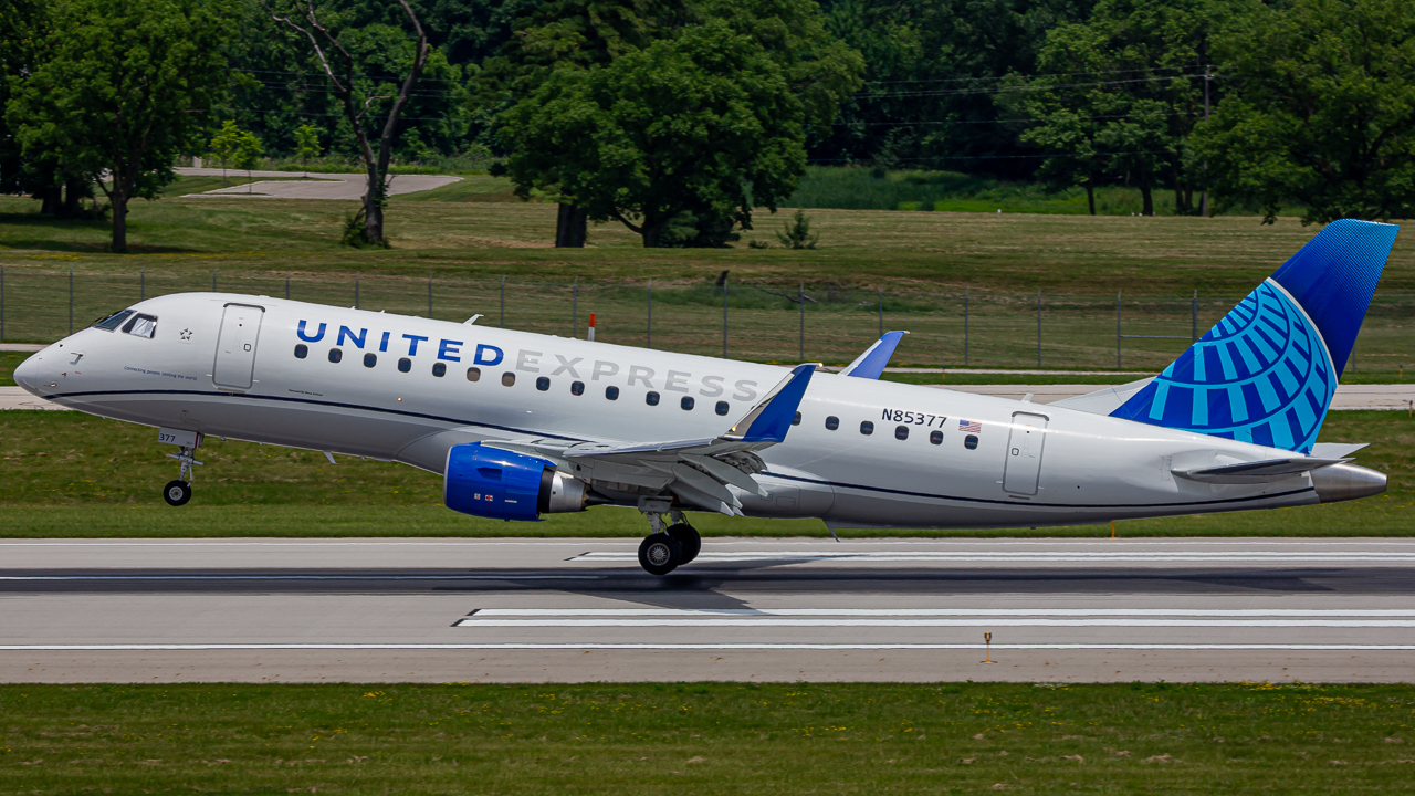 Full size: United Express Embraer E175 N85377 at John Glenn Columbus International Airport