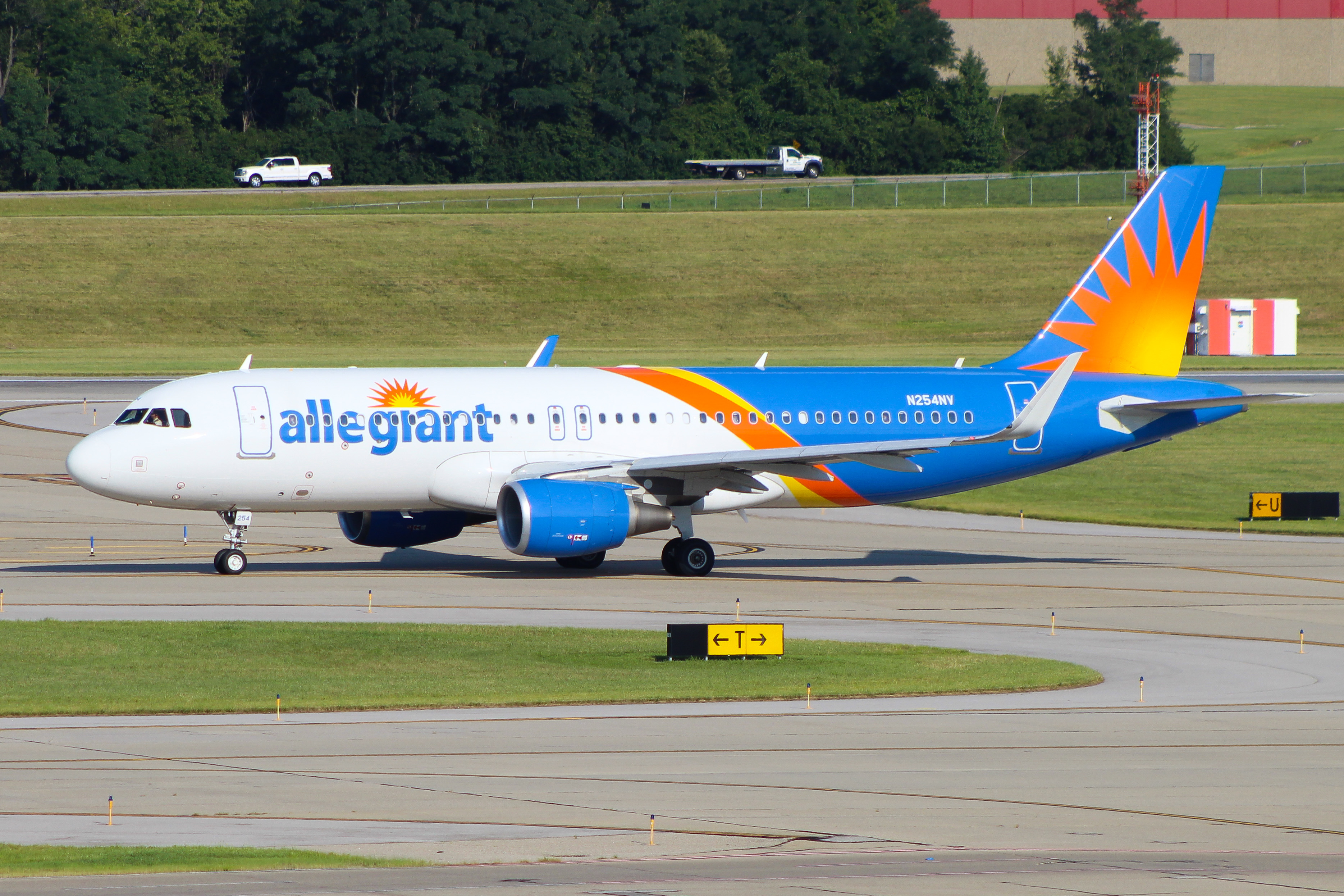 Full size: Allegiant Air Airbus A320 N254NV at Cincinnati/Northern Kentucky International Airport