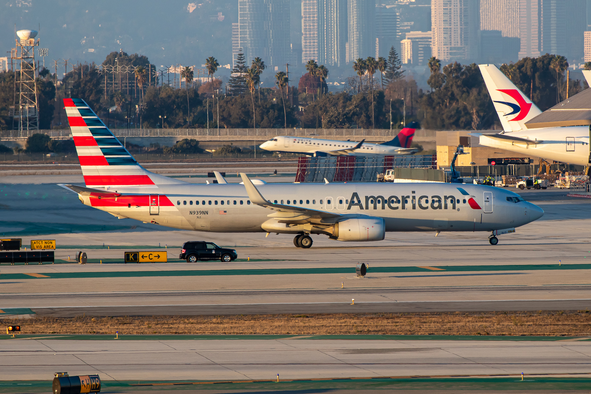 Full size: American Airlines  Boeing 737-800 N939NN at Los Angeles International Airport
