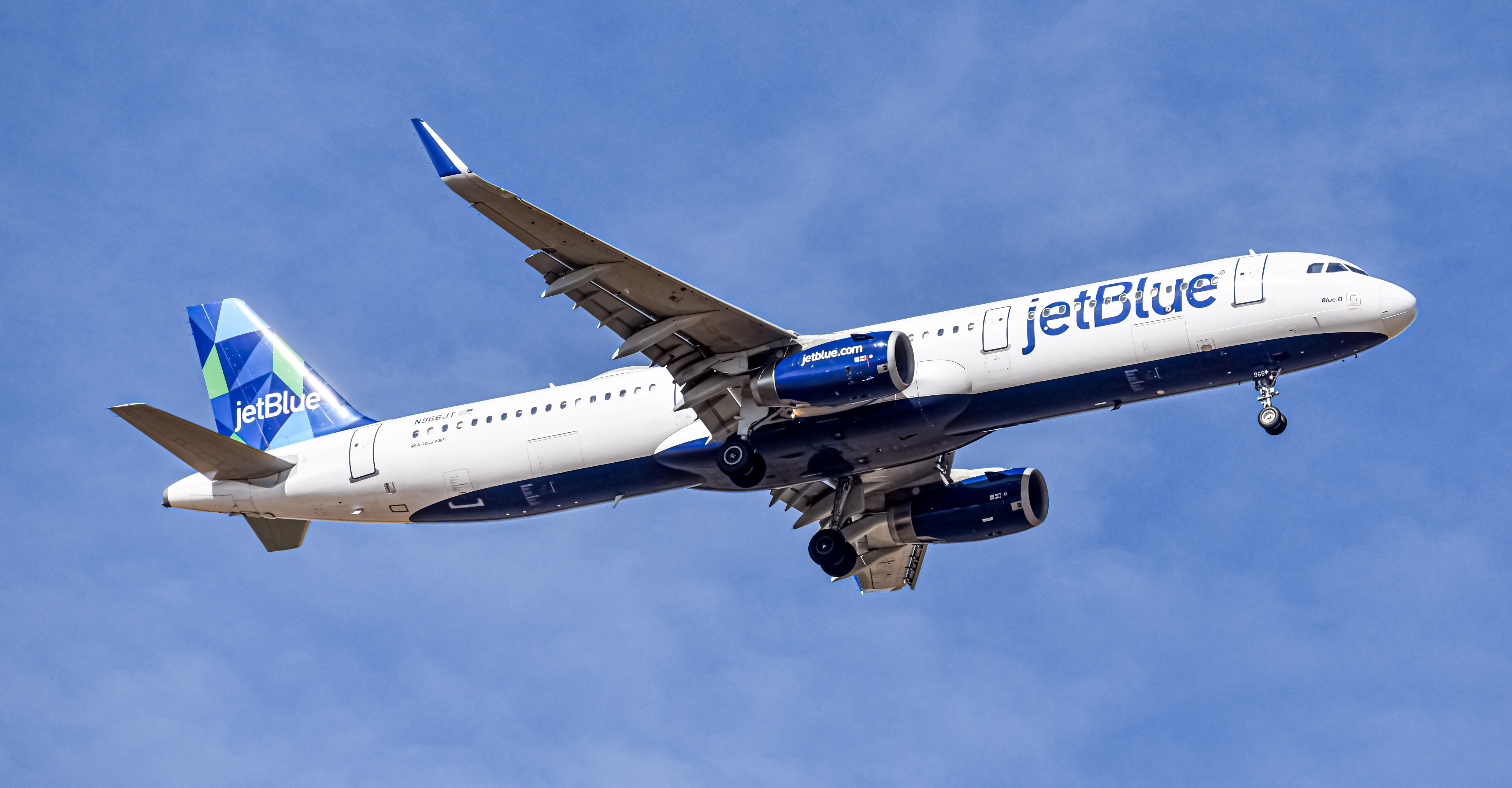 Full size: JetBlue Airways Airbus A321-200 N966JT at Denver International Airport