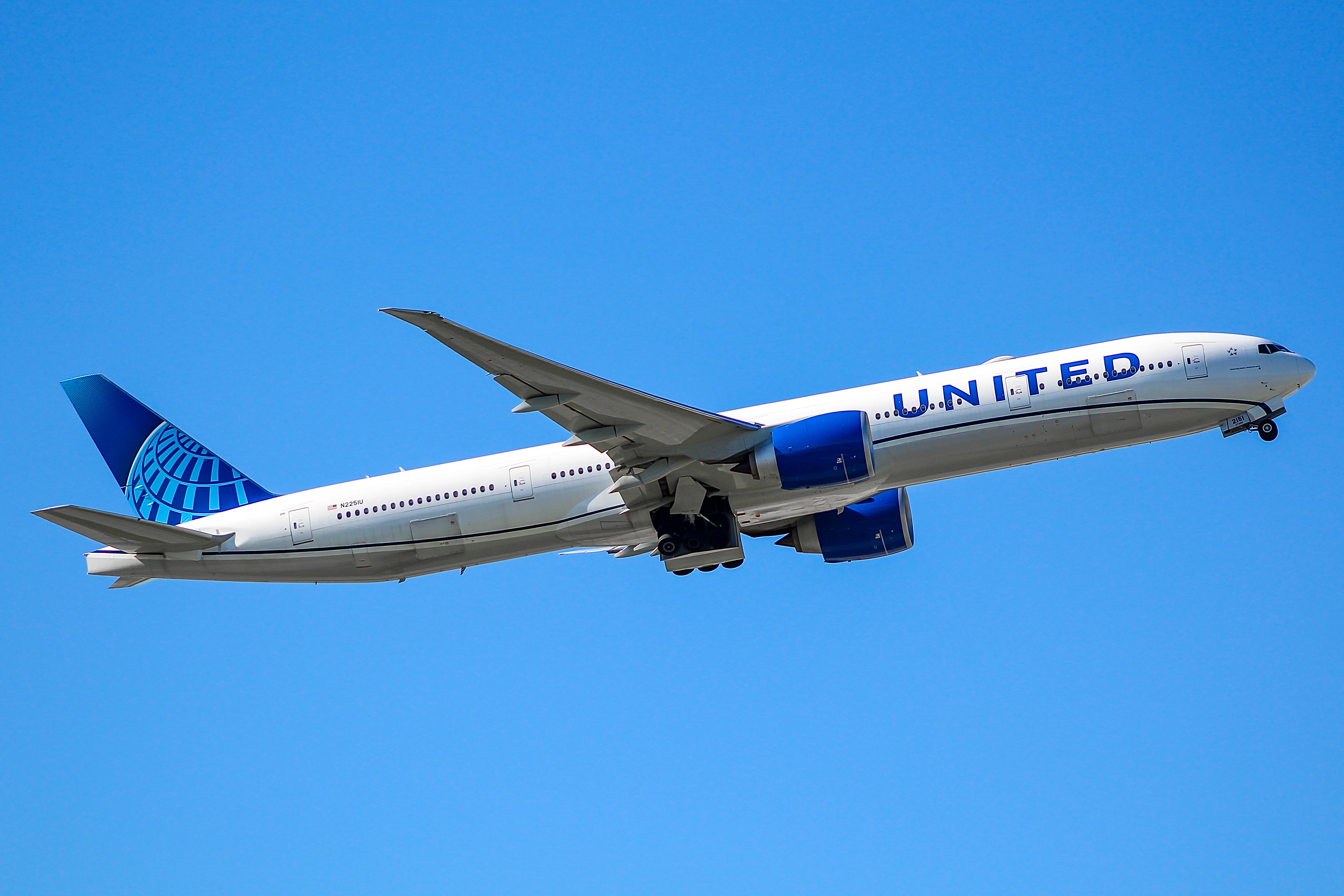 Full size: United Airlines Boeing 777-300ER N2251U at Chicago O'Hare International Airport