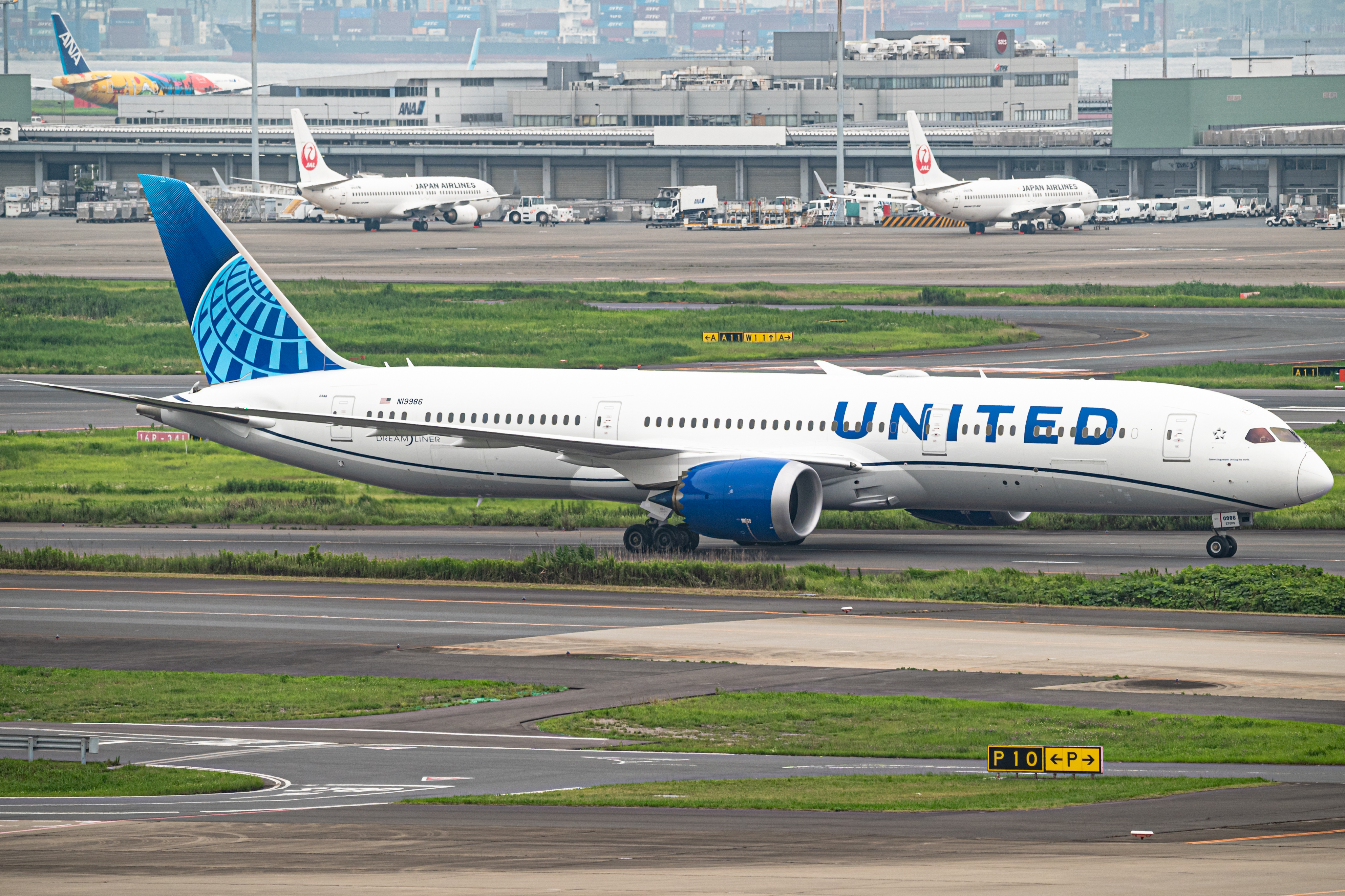 Full size: United Airlines Boeing 787-9 N19986 at Tokyo-Haneda Airport
