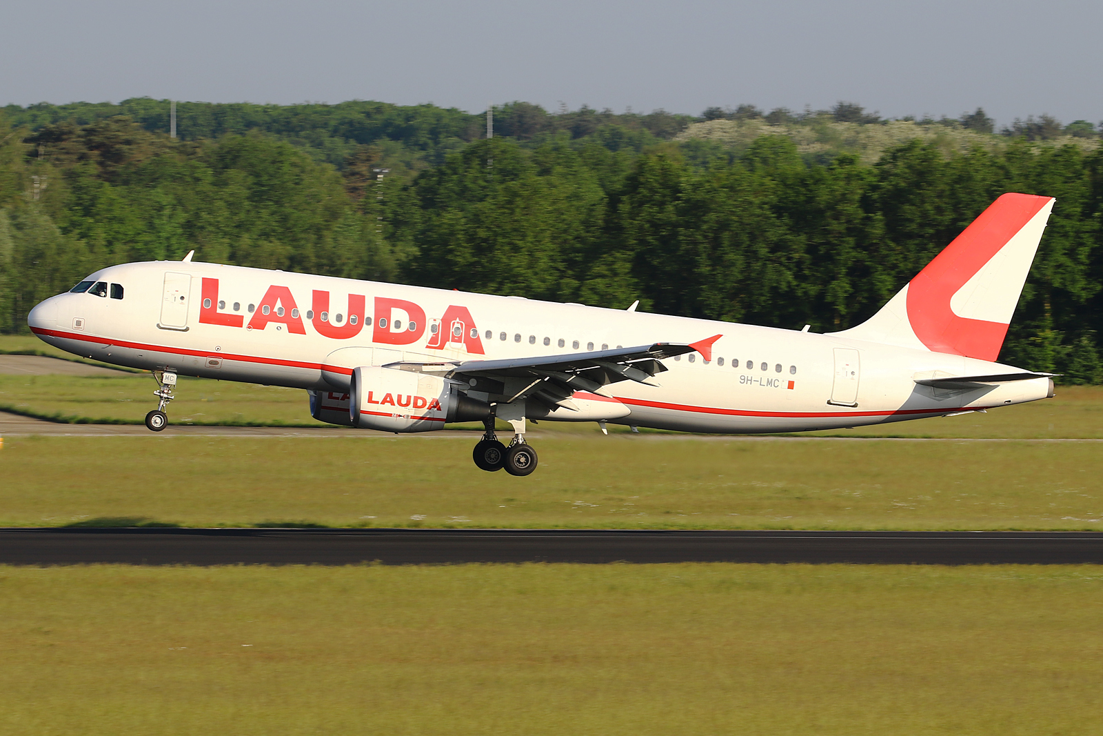 Full size: Lauda Airbus A320 9H-LMC at Eindhoven Airport