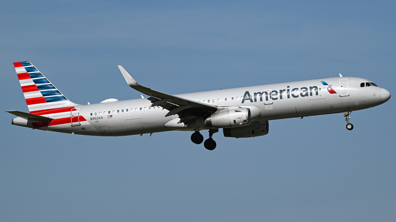 Full size: American Airlines Airbus A321-200 N902AA at Dallas-Fort Worth International Airport