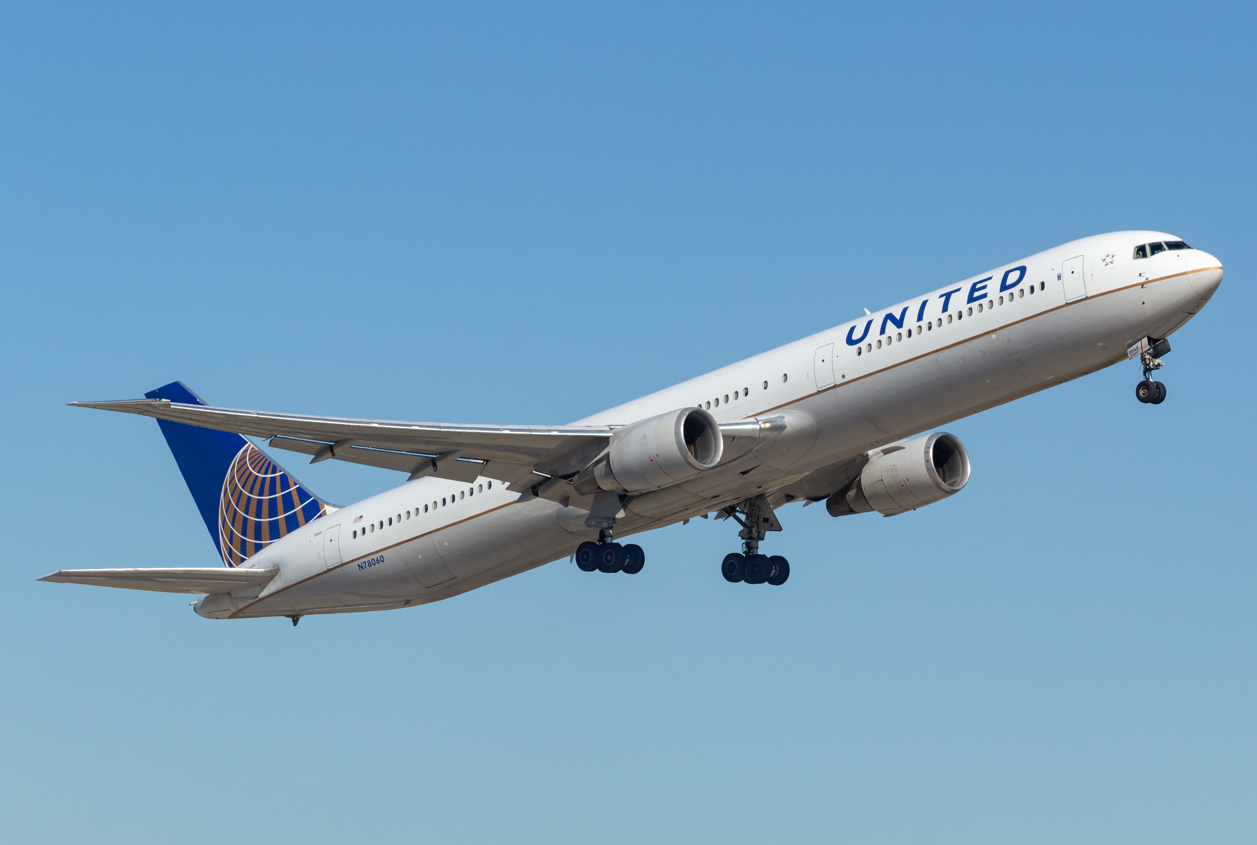 Full size: United Airlines Boeing 767-400ER N78060 at Houston-George Bush Intercontinental Airport