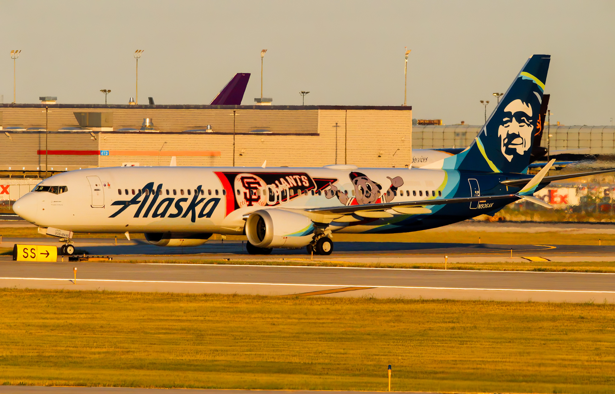 Full size: Alaska Airlines Boeing 737 MAX 9 N936AK at Chicago O'Hare International Airport