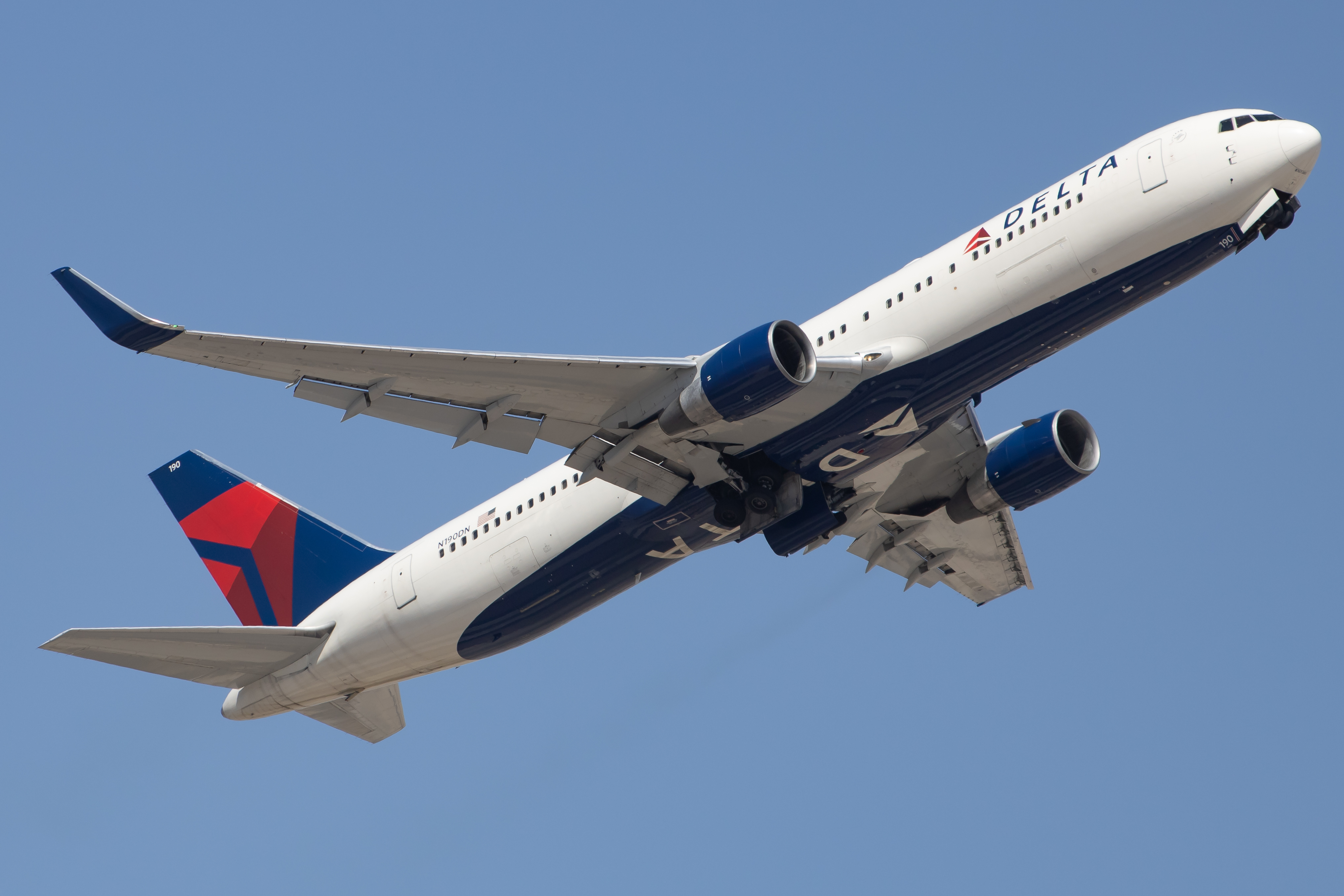 Full size: Delta Airlines Boeing 767-300ER N190DN at Phoenix Sky Harbor International Airport