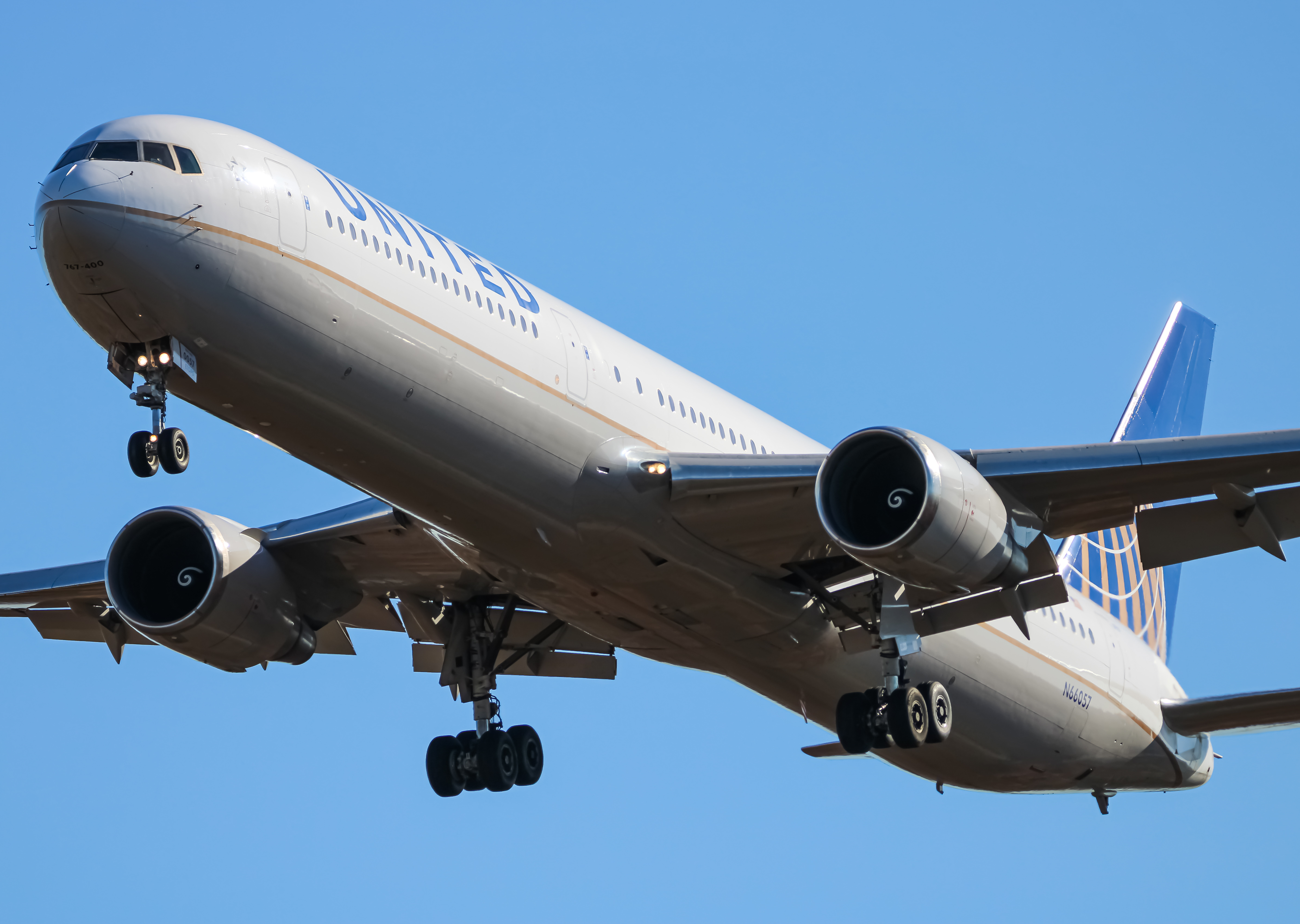 Full size: United Airlines Boeing 767-400ER N66057 at Washington Dulles International Airport