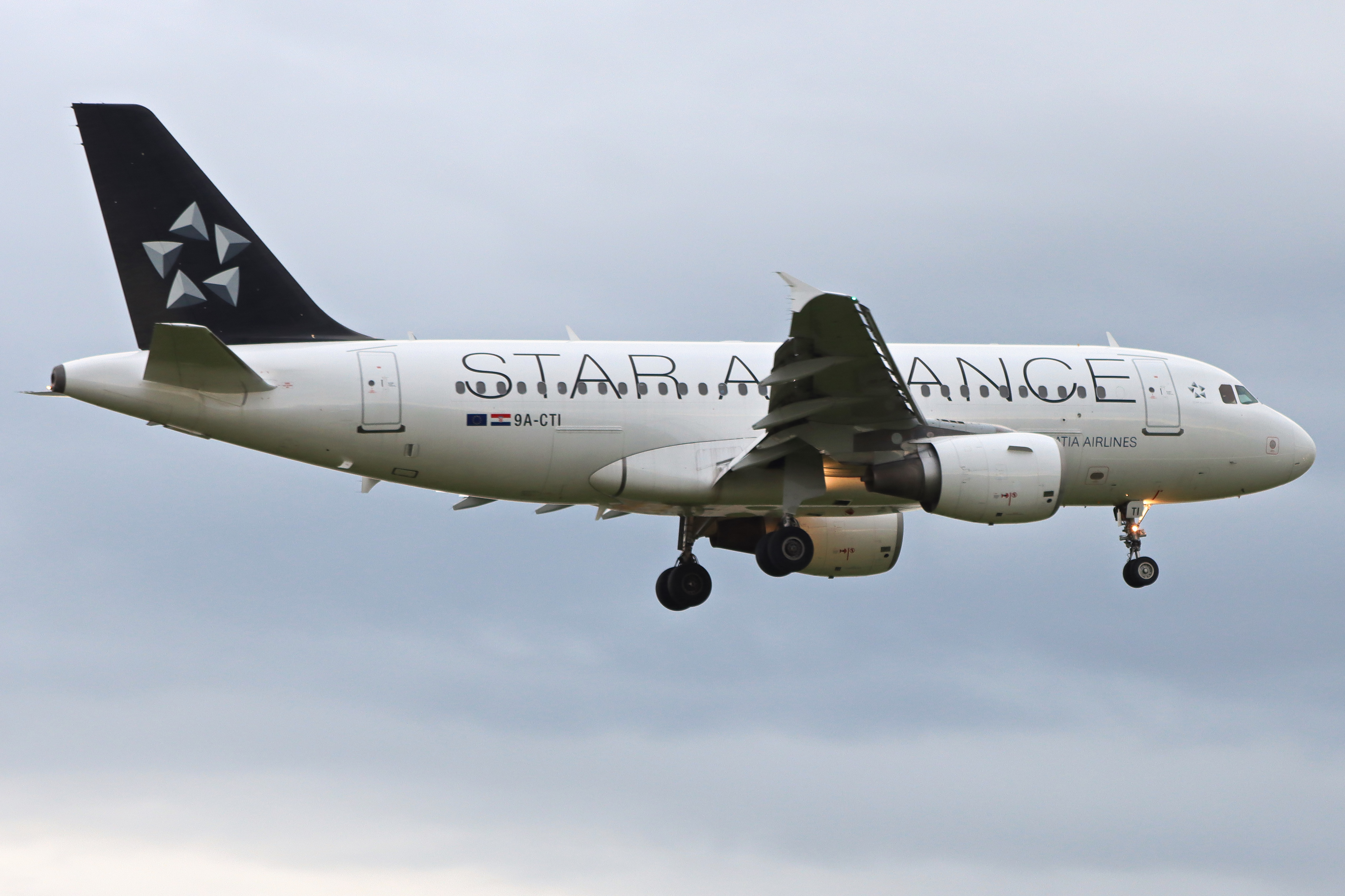 Full size: Croatia Airlines Airbus A319 9A-CTI at London Heathrow International Airport