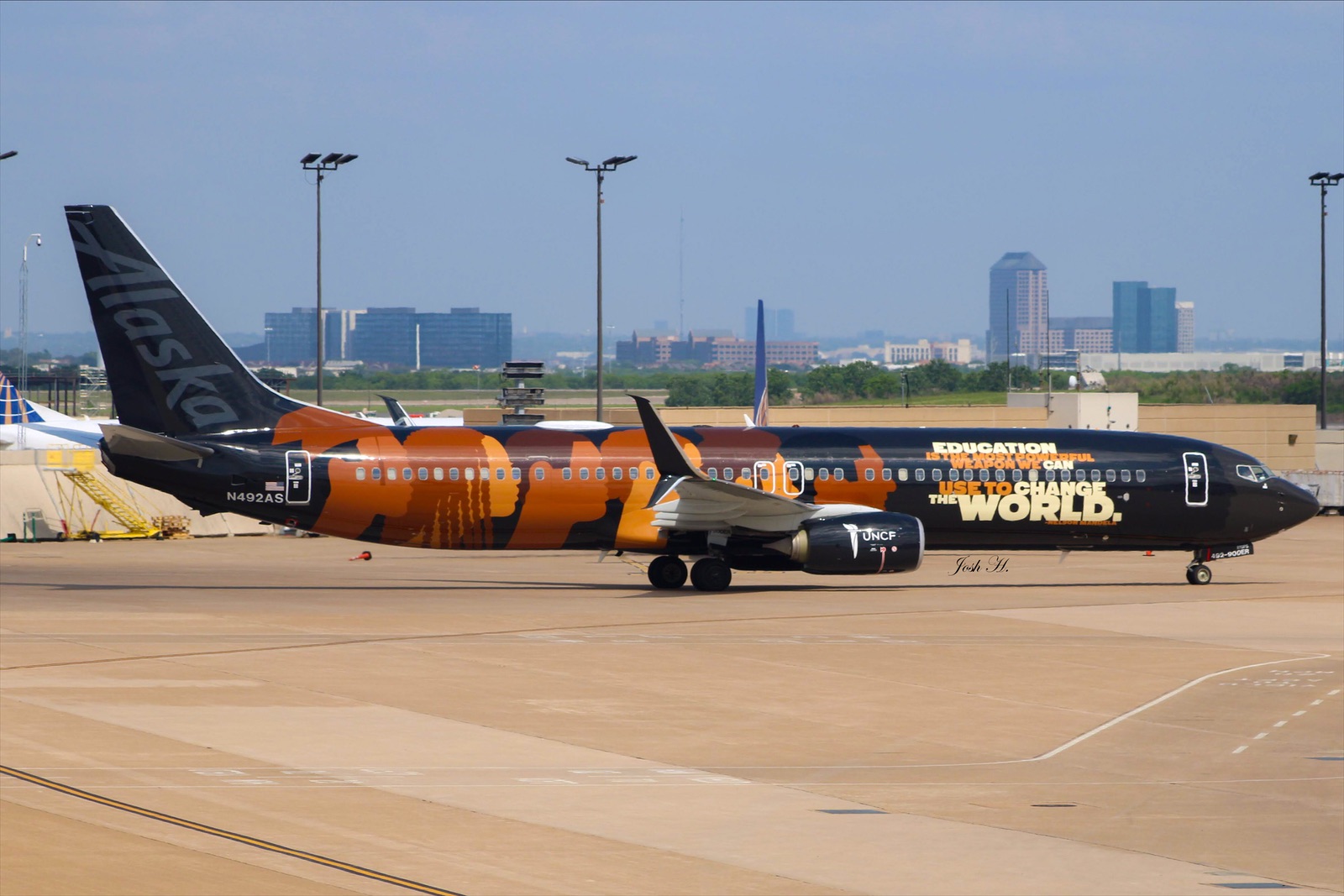 Full size: Alaska Airlines Boeing 737-900ER N492AS at Dallas-Fort Worth International Airport