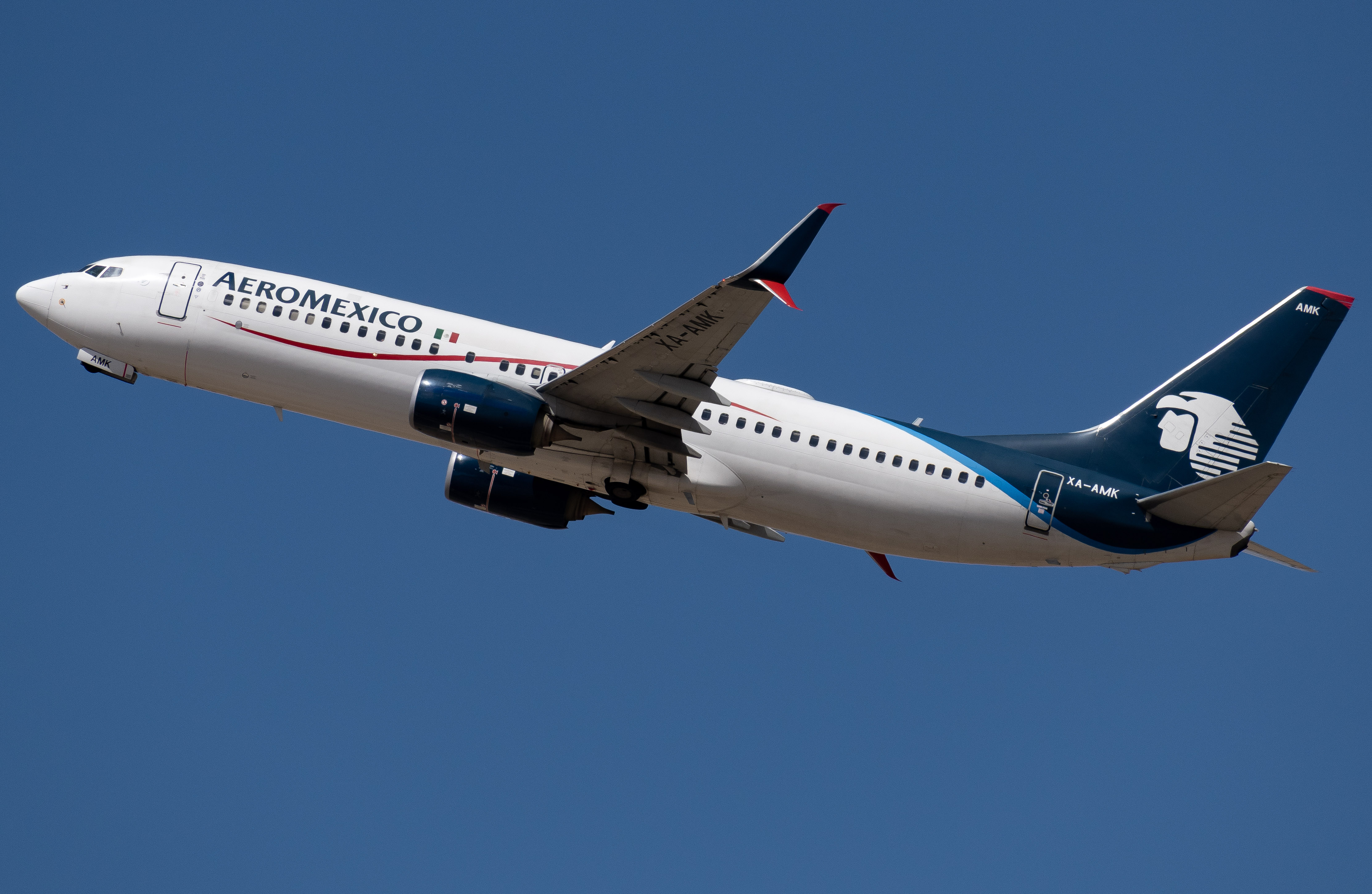 Full size: Aeromexico Boeing 737-800 XA-AMK at Denver International Airport