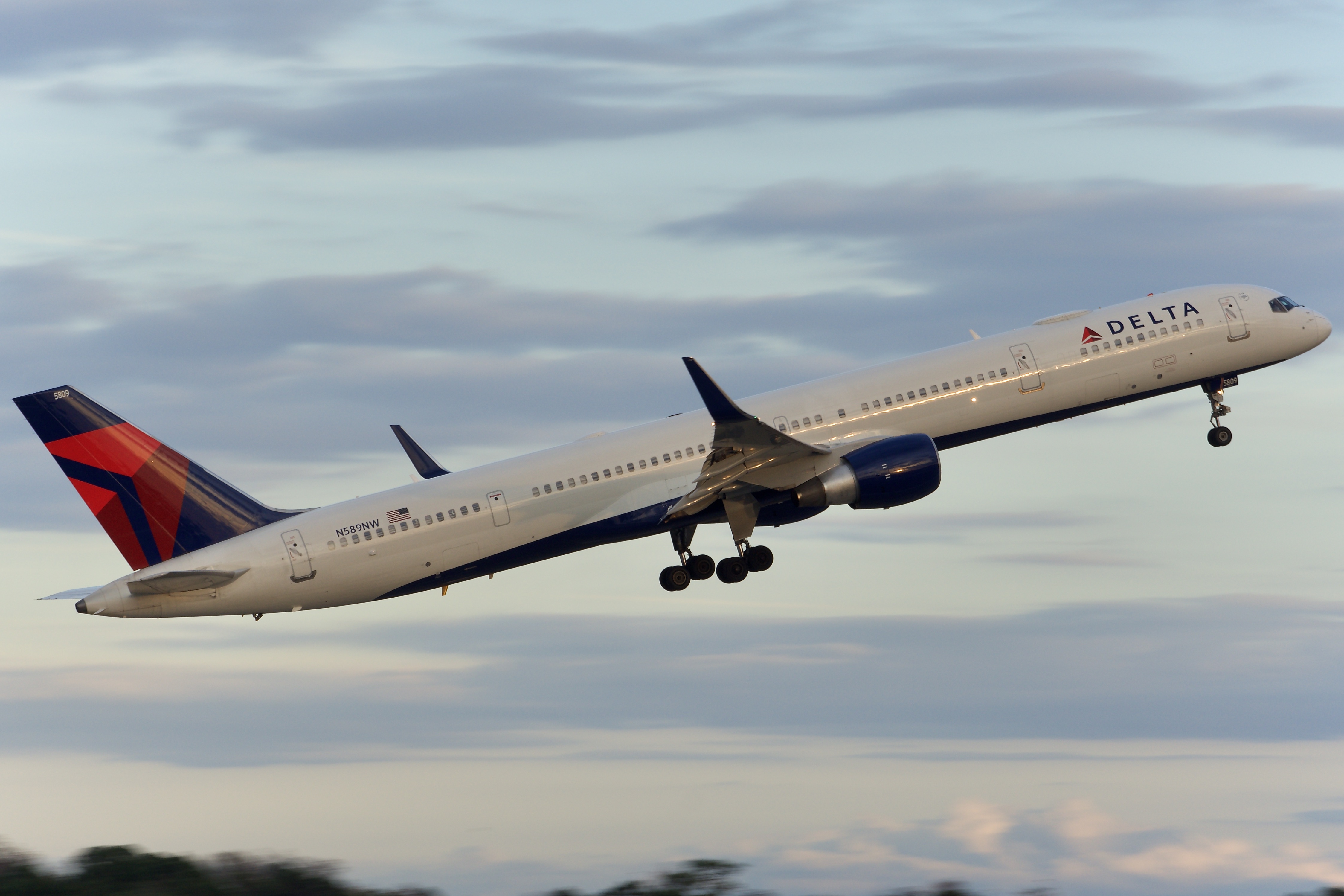 Full size: Delta Airlines Boeing 757-300 N589NW at Orlando International Airport