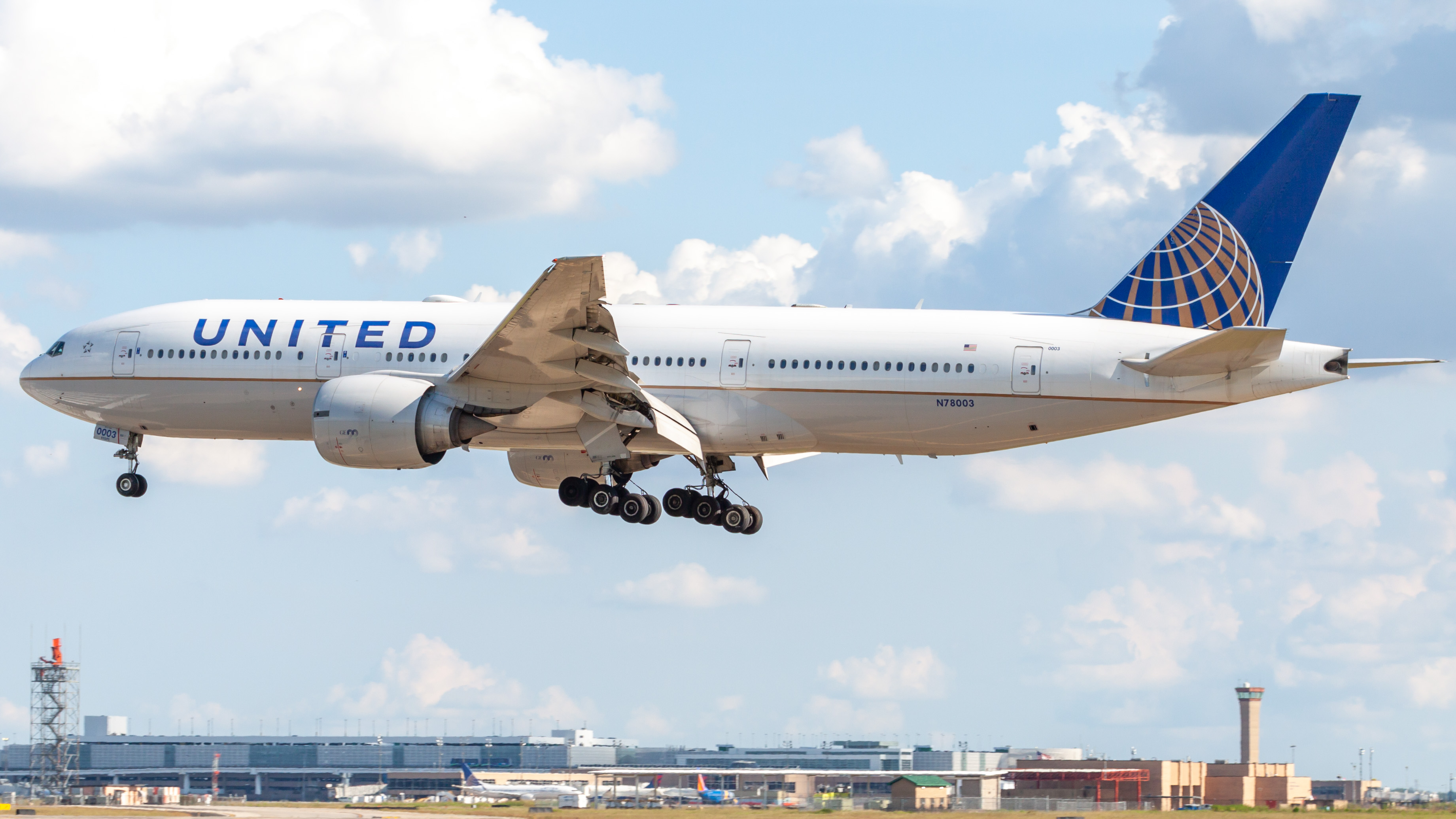 Full size: United Airlines Boeing 777-200ER N78003 at Houston-George Bush Intercontinental Airport