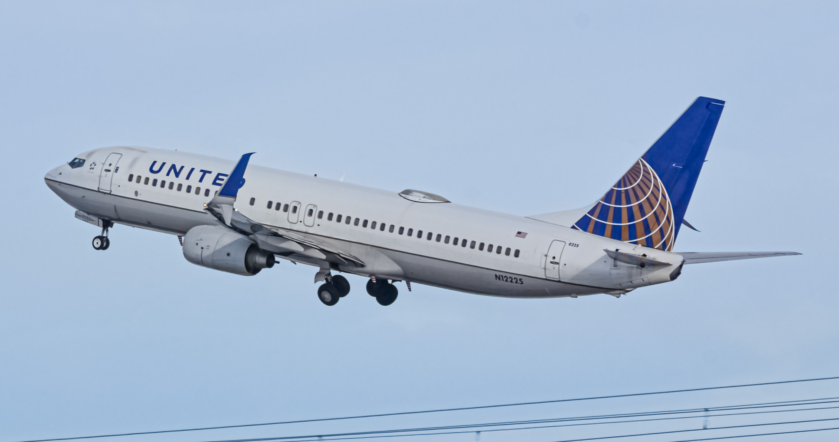 Full size: United Airlines Boeing 737-800 N12225 at Denver International Airport