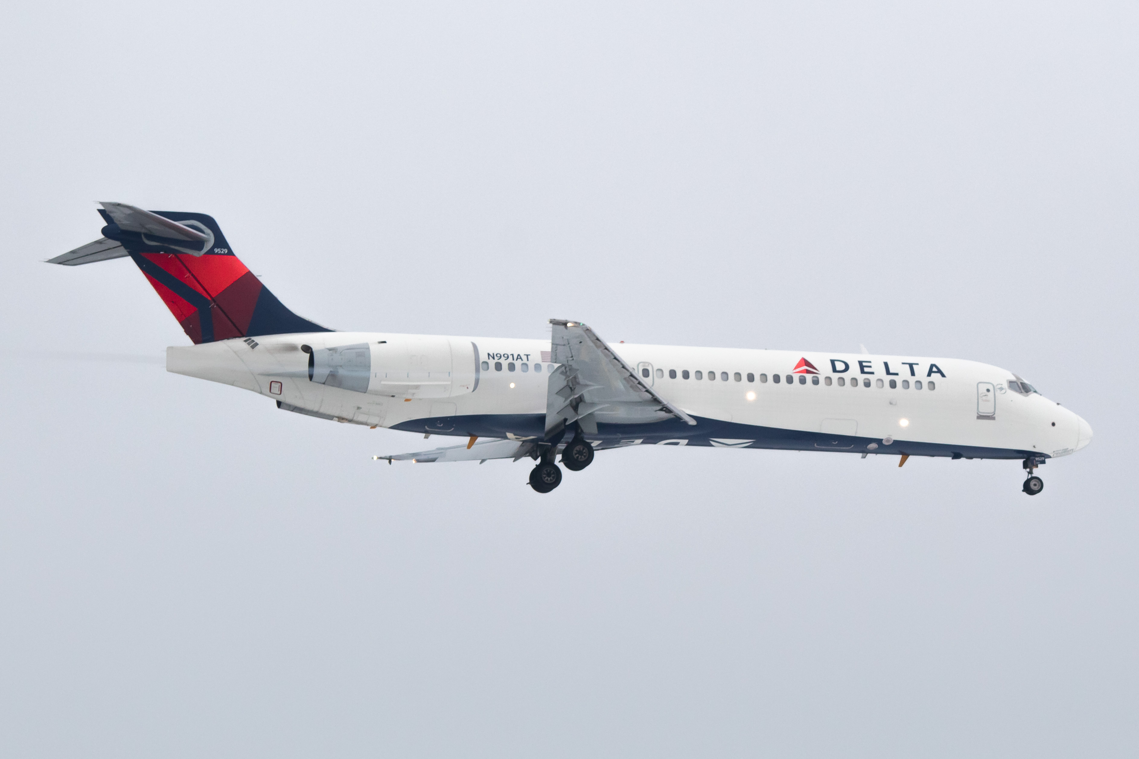 Full size: Delta Airlines Boeing 717-200 N991AT at Newark Liberty International Airport